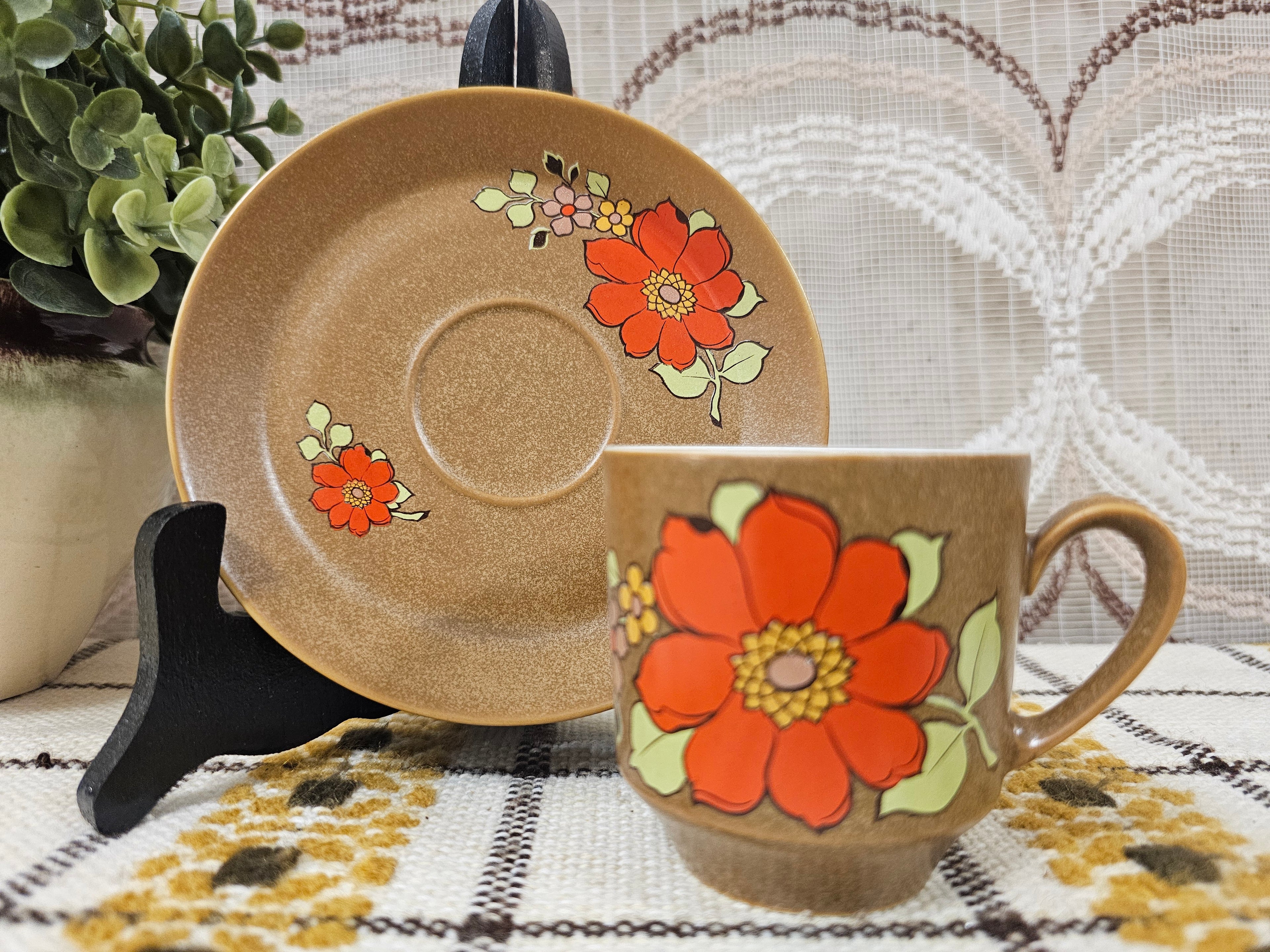 Vintage koffieservies jaren ’70 – bruin met oranje en gele bloemen