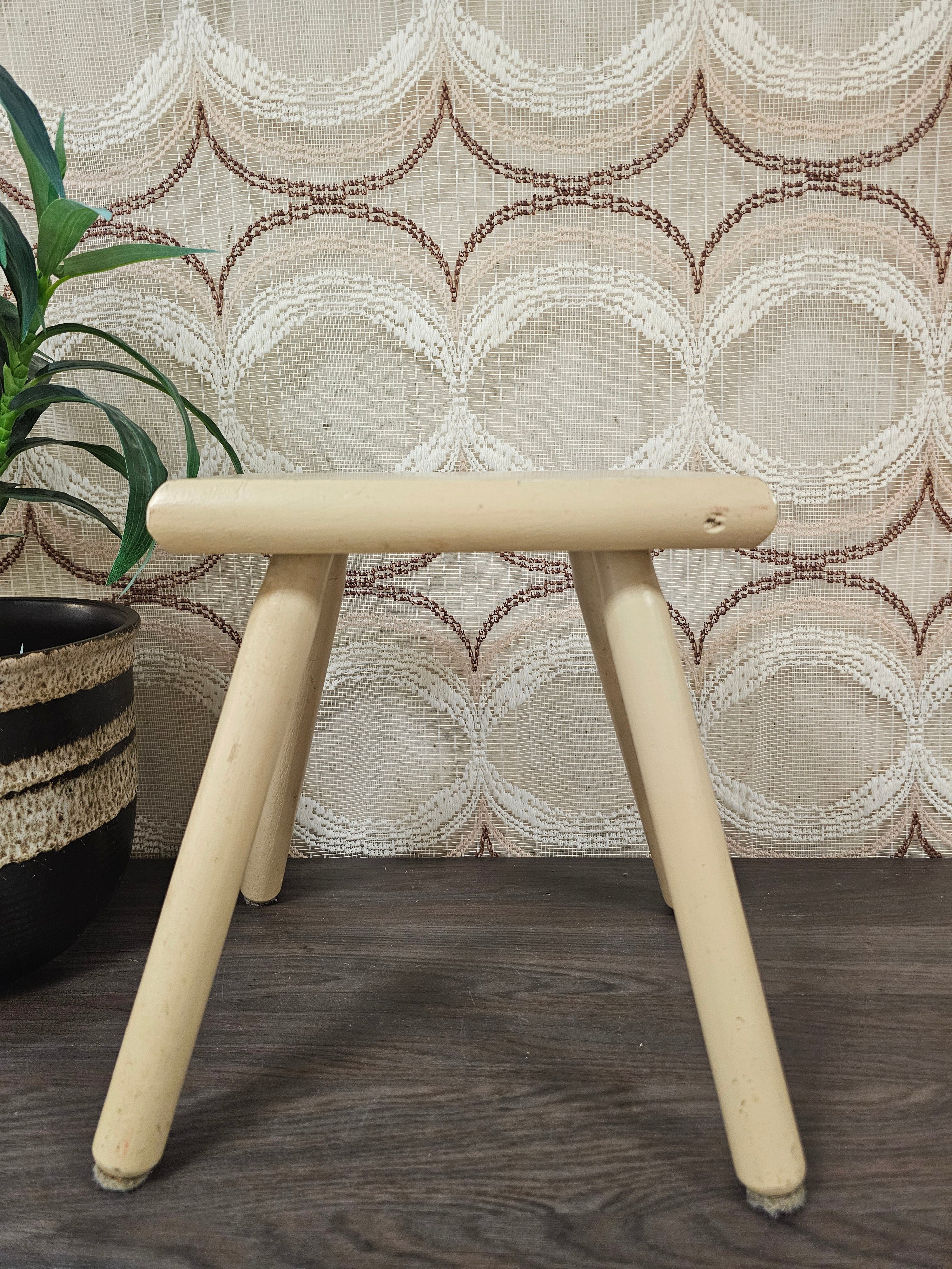 Vintage houten melkkrukje cremekleur – 28,5 cm hoog