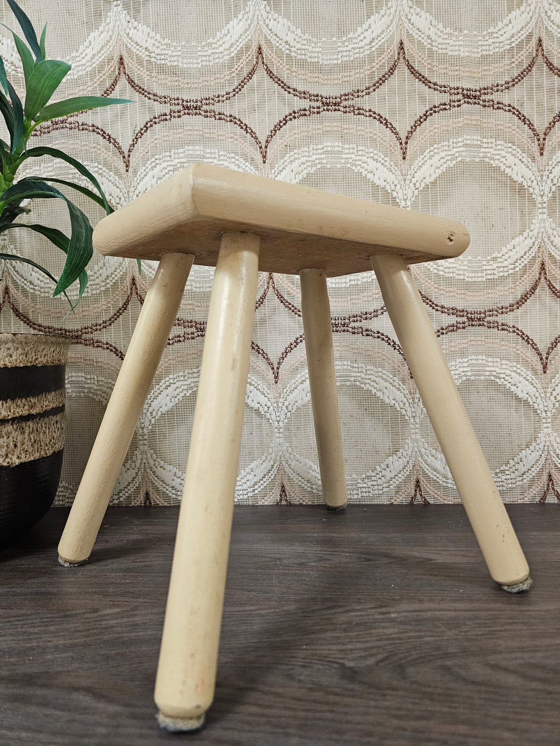 Vintage houten melkkrukje cremekleur – 28,5 cm hoog