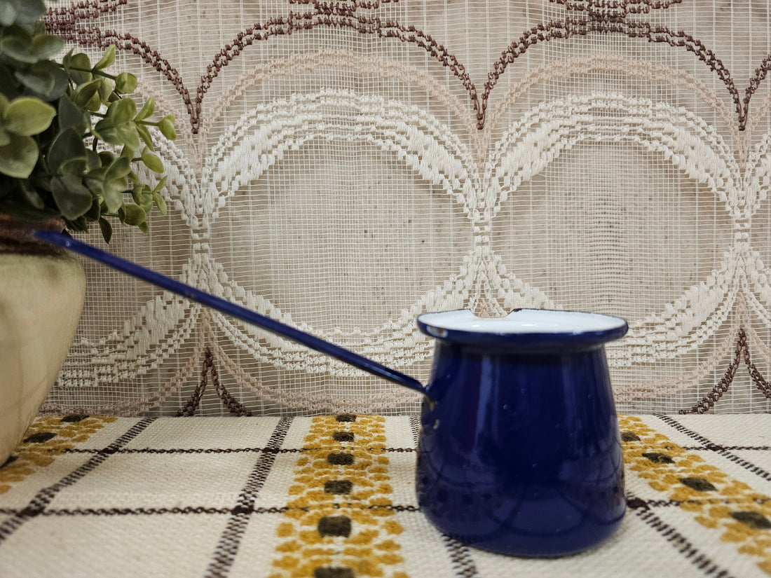 Blauw emaille melkkannetje met steel