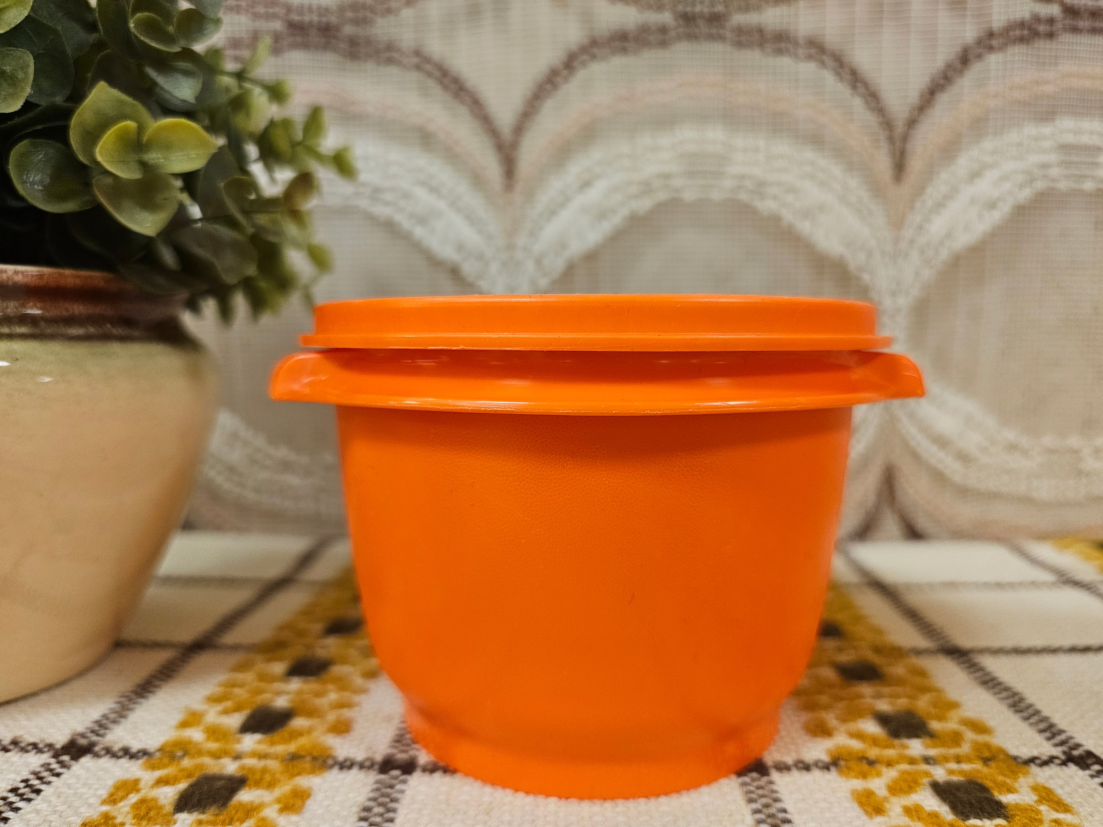 Tupperware bakje oranje met sterdeksel – Ø 11,5 cm x 9,5 cm