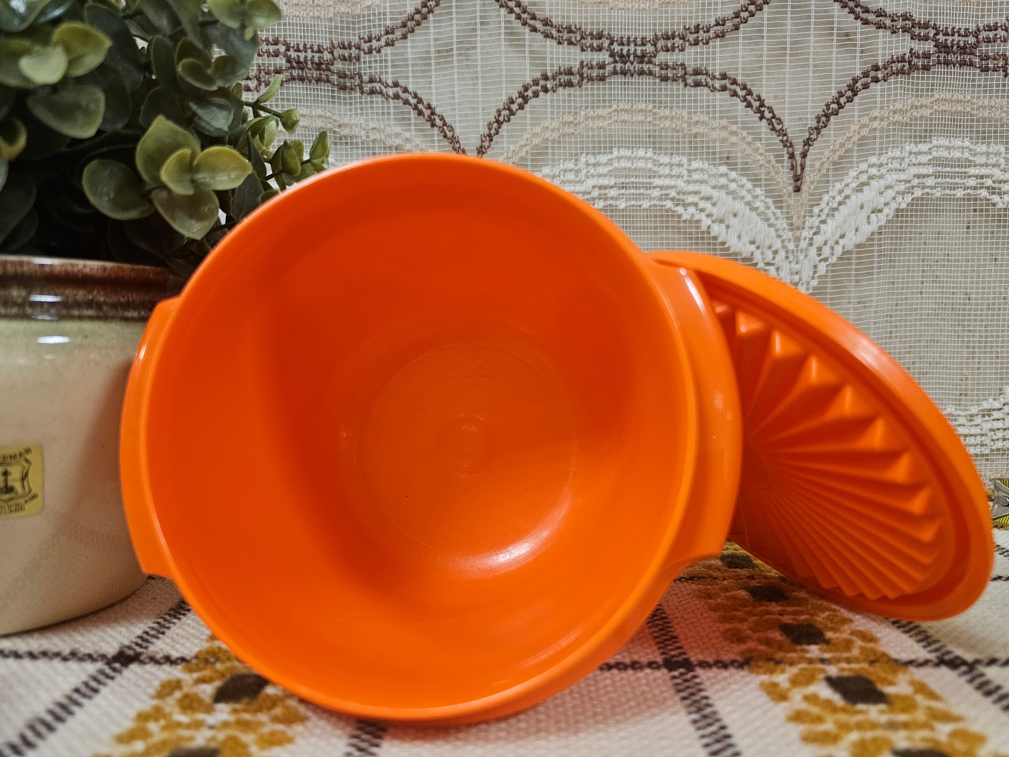 Tupperware bakje oranje met sterdeksel – Ø 11,5 cm x 9,5 cm
