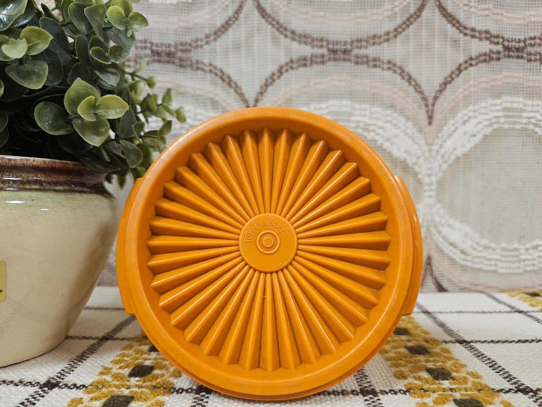 Tupperware bakje licht oranje met sterdeksel – Ø 11,5 cm x 9,5 cm