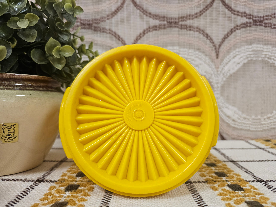 Tupperware bakje geel met sterdeksel – Ø 11,5 cm x 9,5 cm