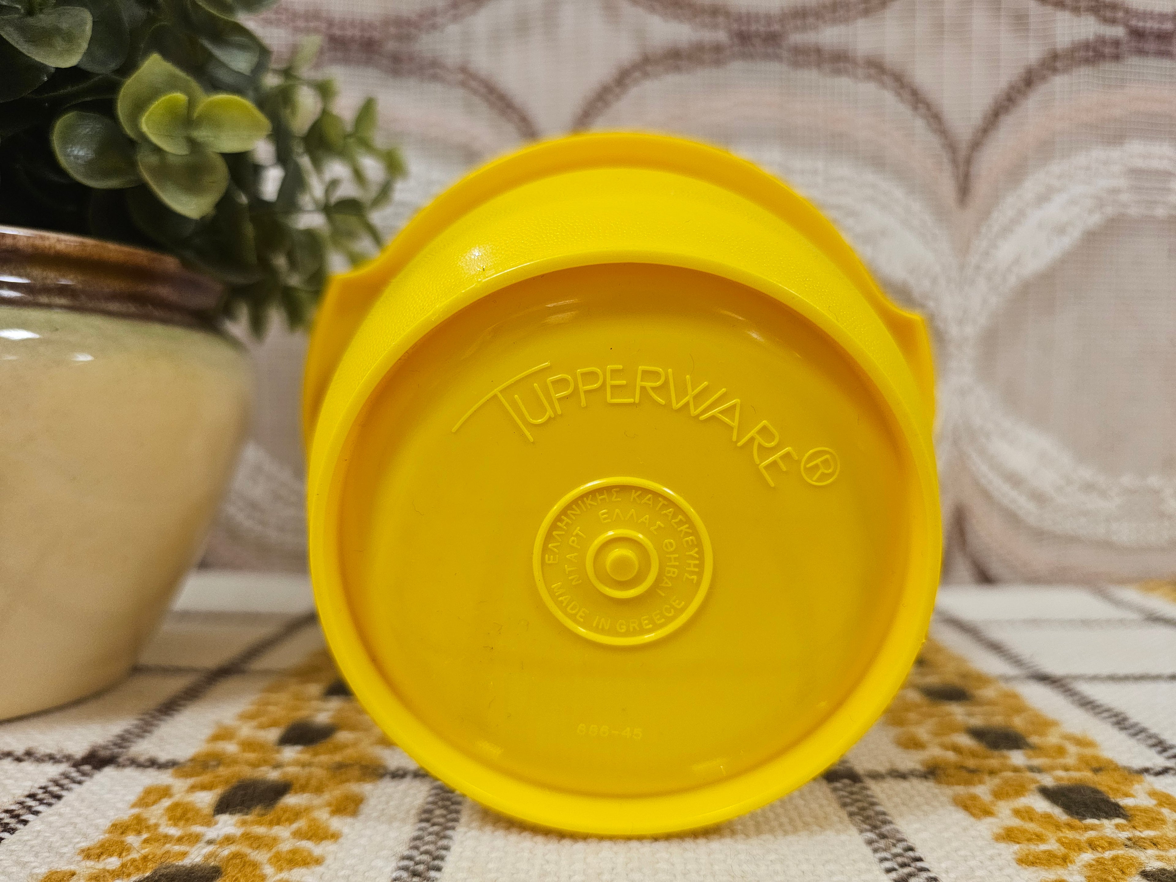 Tupperware bakje geel met sterdeksel – Ø 11,5 cm x 9,5 cm