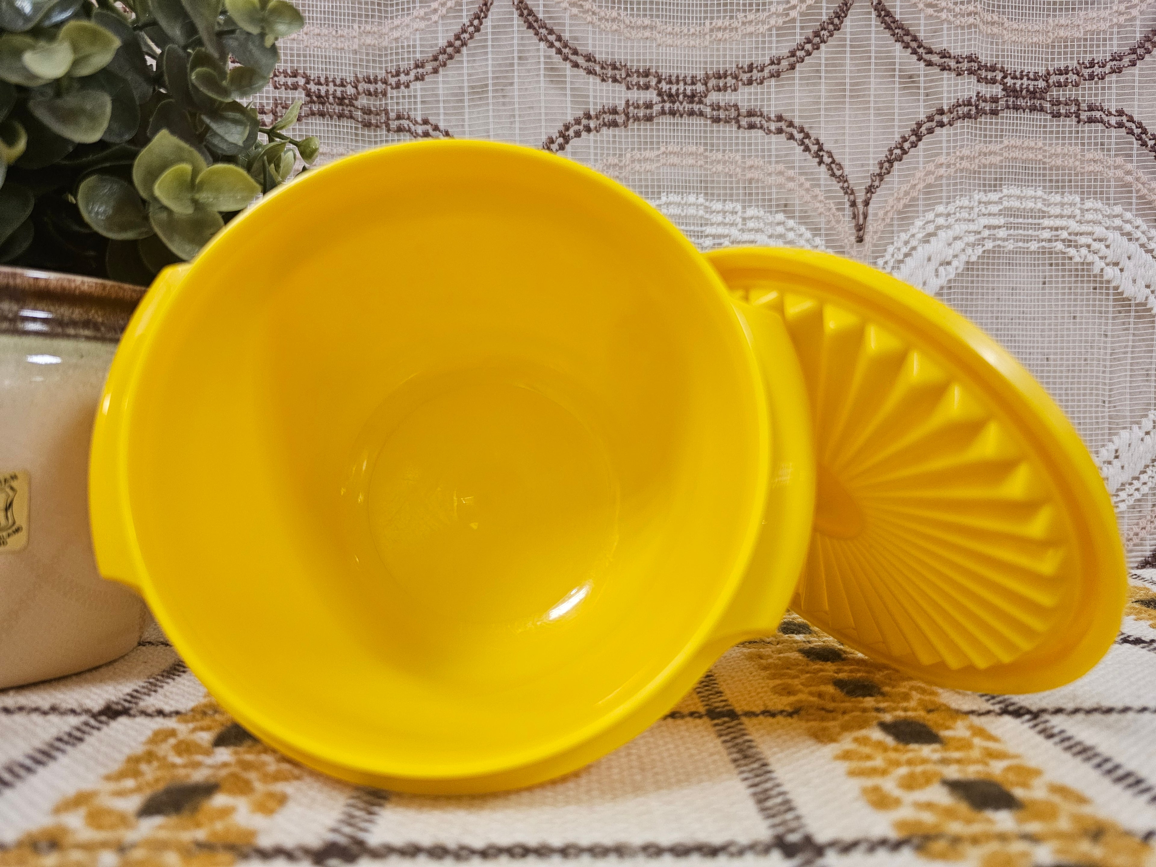 Tupperware bakje geel met sterdeksel – Ø 11,5 cm x 9,5 cm