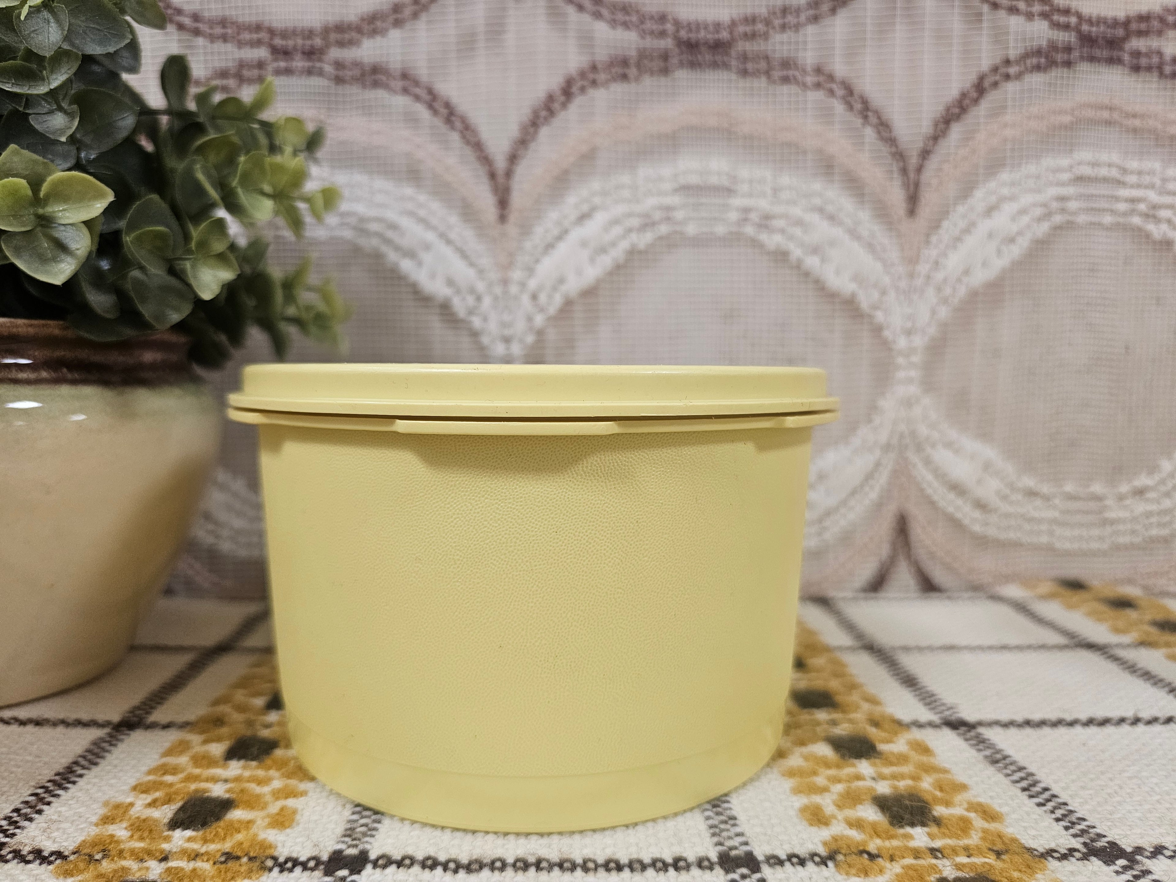 Tupperware trommel geel sterdeksel 9 x 13,5 cm