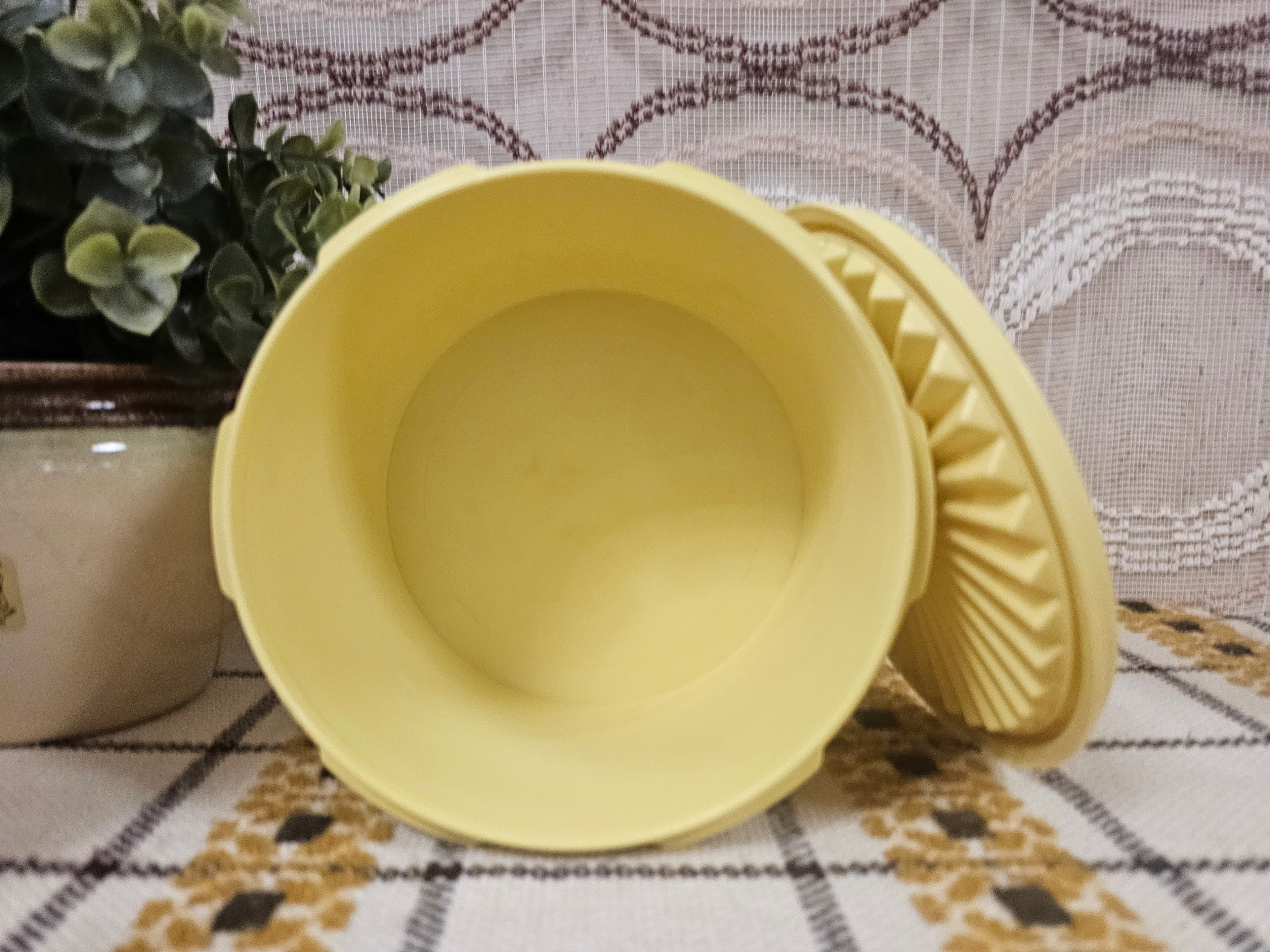 Tupperware trommel geel sterdeksel 9 x 13,5 cm