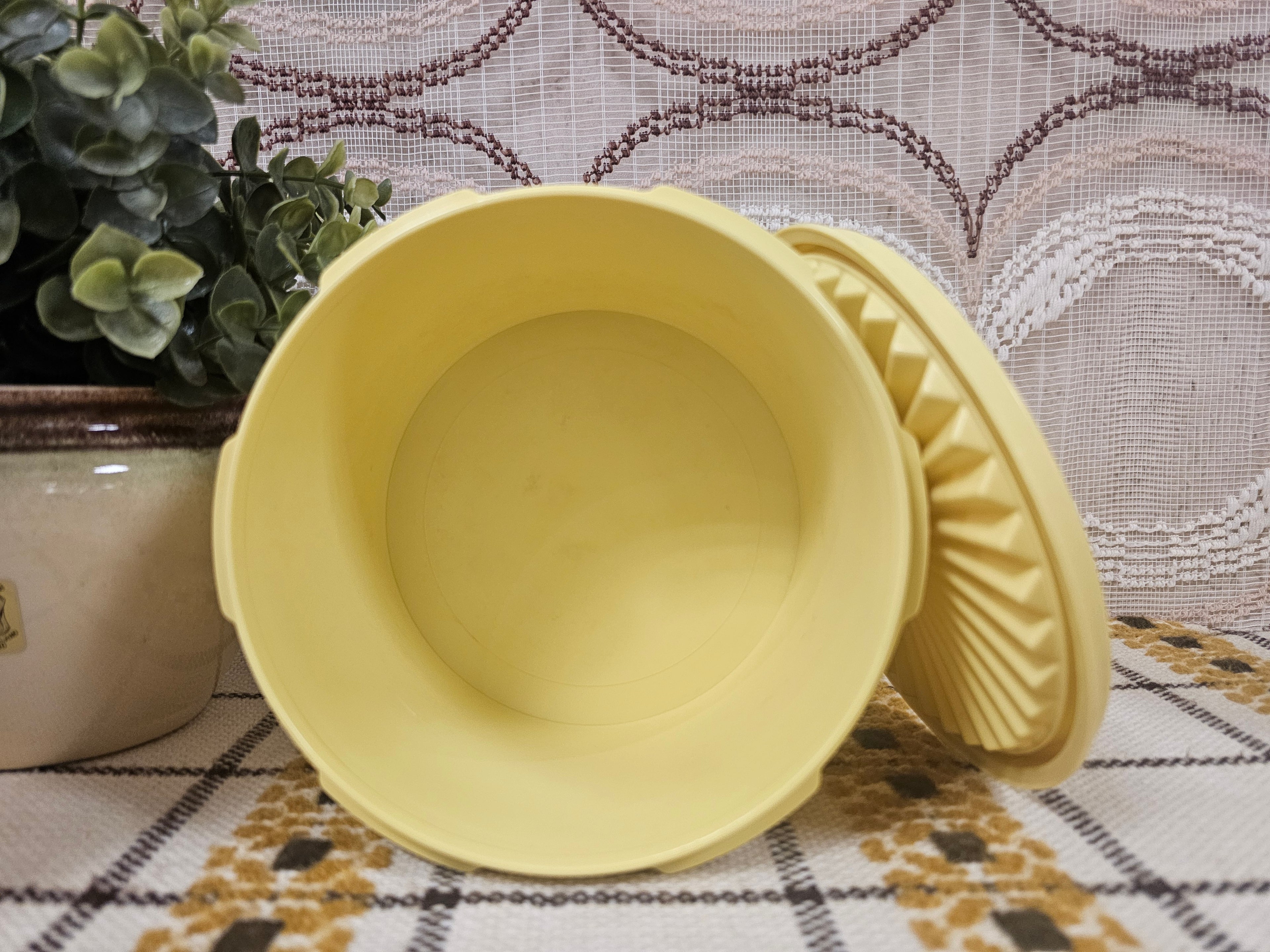 Tupperware trommel geel sterdeksel 9 x 13,5 cm