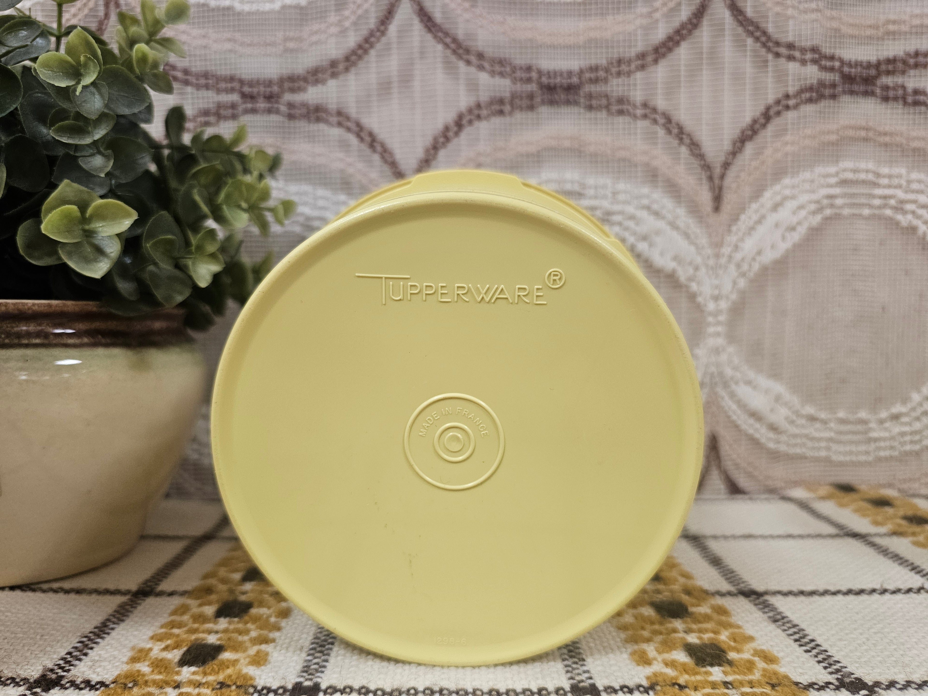 Tupperware trommel geel sterdeksel 9 x 13,5 cm