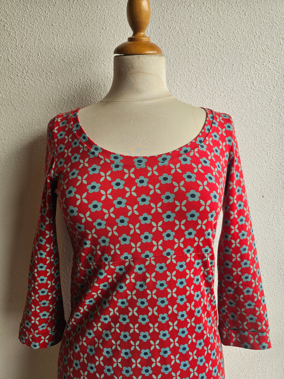 Retro Tante Betsy jurk rood met blauwe bloemen – Maat S