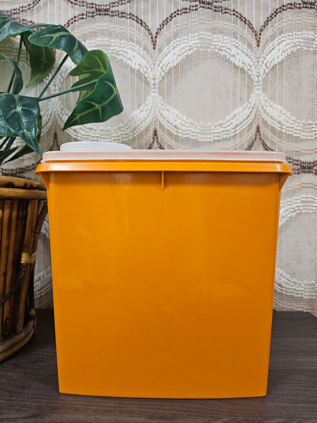 Tupperware oranje voorraadbus