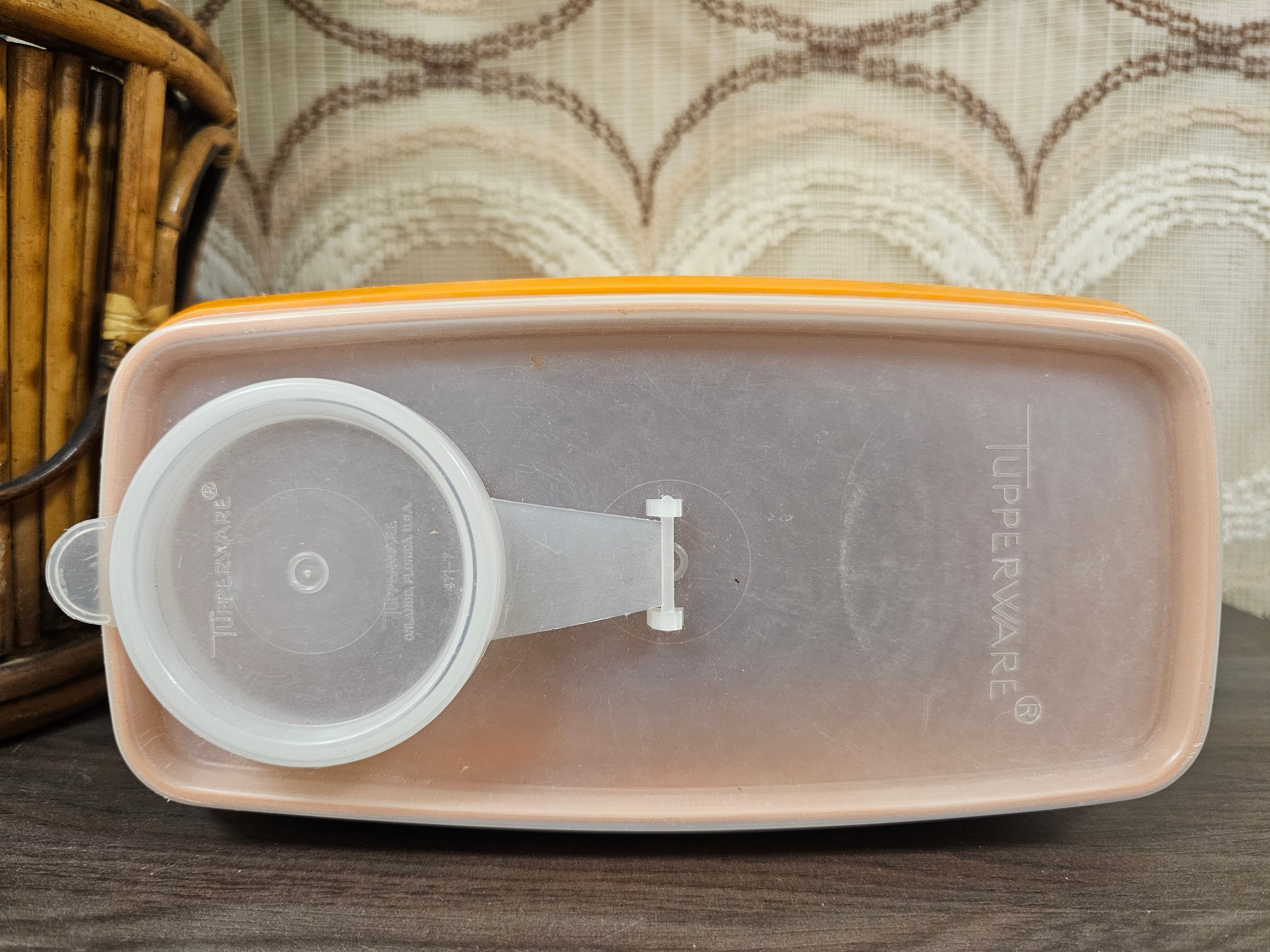 Tupperware oranje voorraadbus