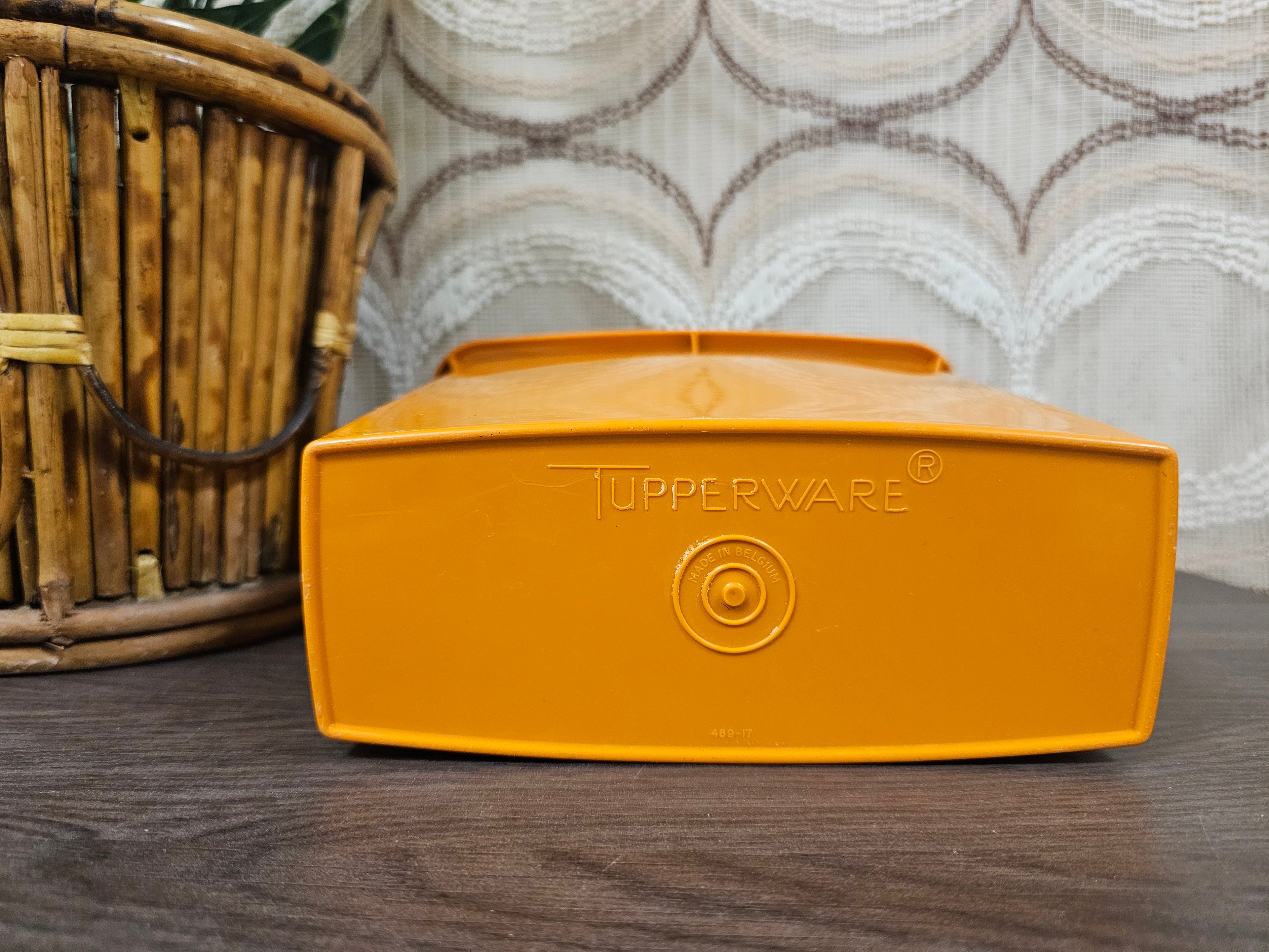 Tupperware oranje voorraadbus