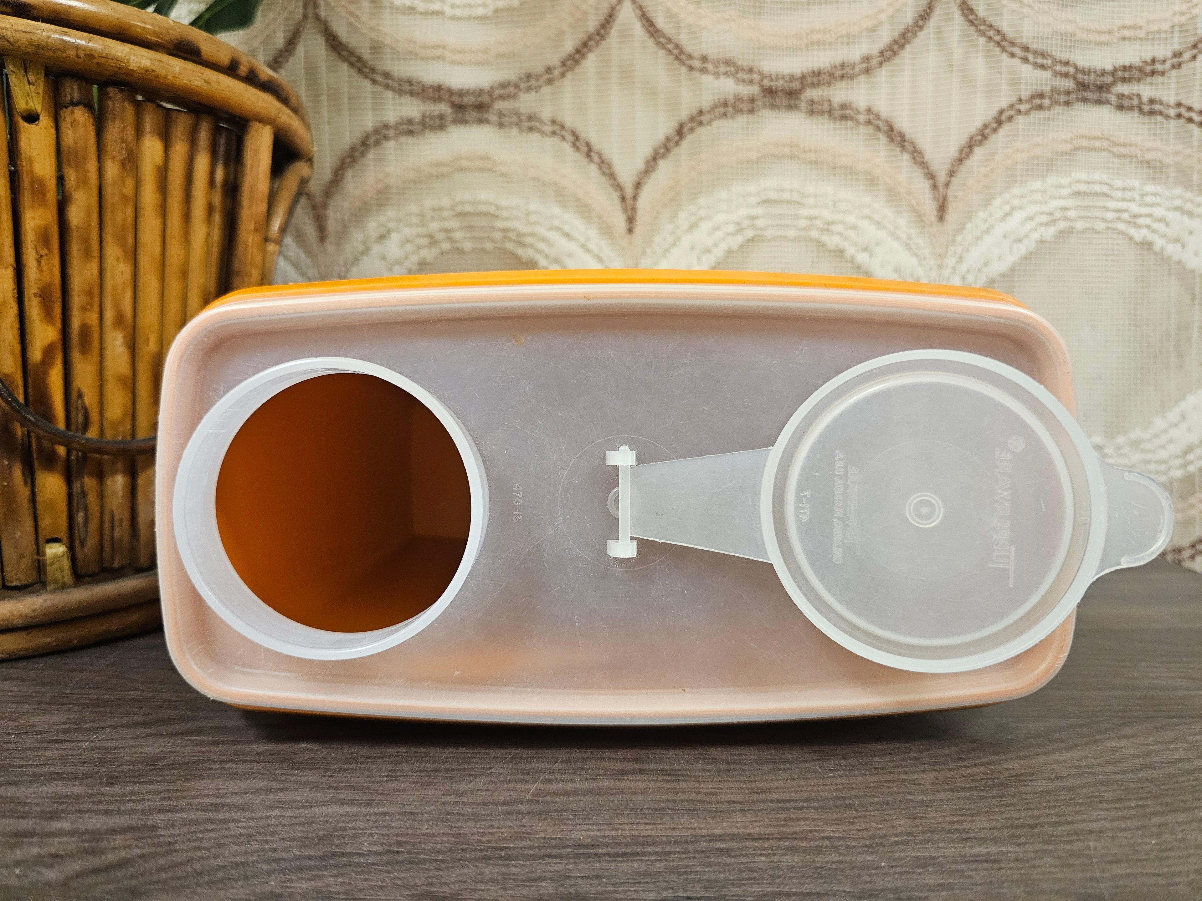 Tupperware oranje voorraadbus