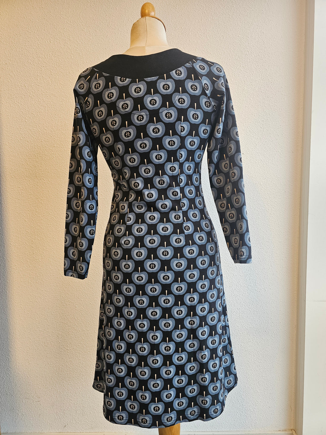 Tante Betsy retro jurk zwart blauwe appels - maat S