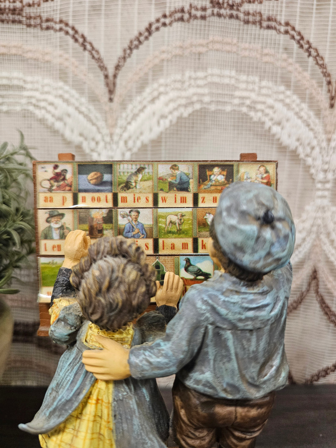 Beeld Ot en Sien met leesbord – Wolters-Noordhoff