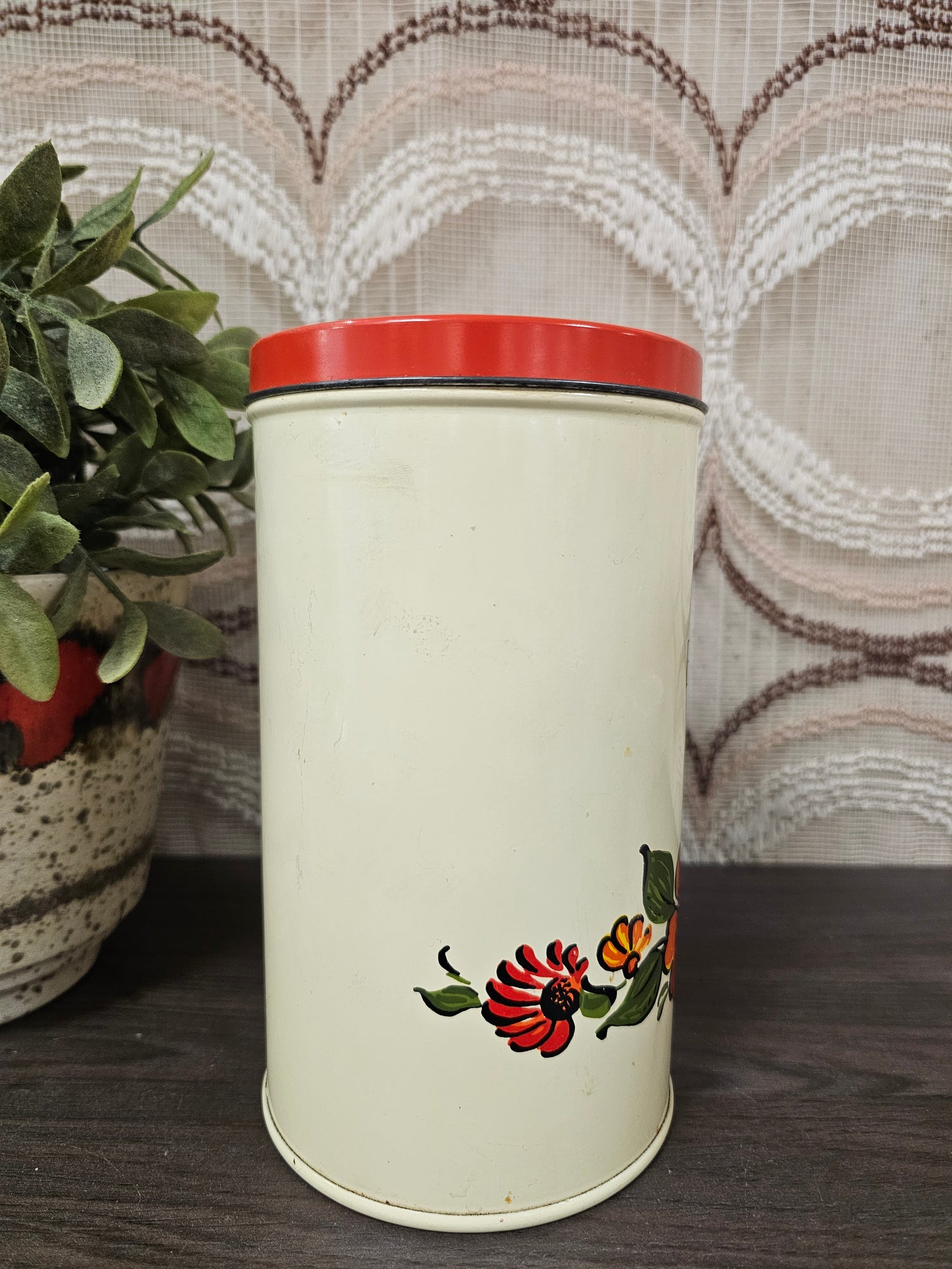 Vintage beschuitblik met bloemenprint en rode deksel jaren ’70