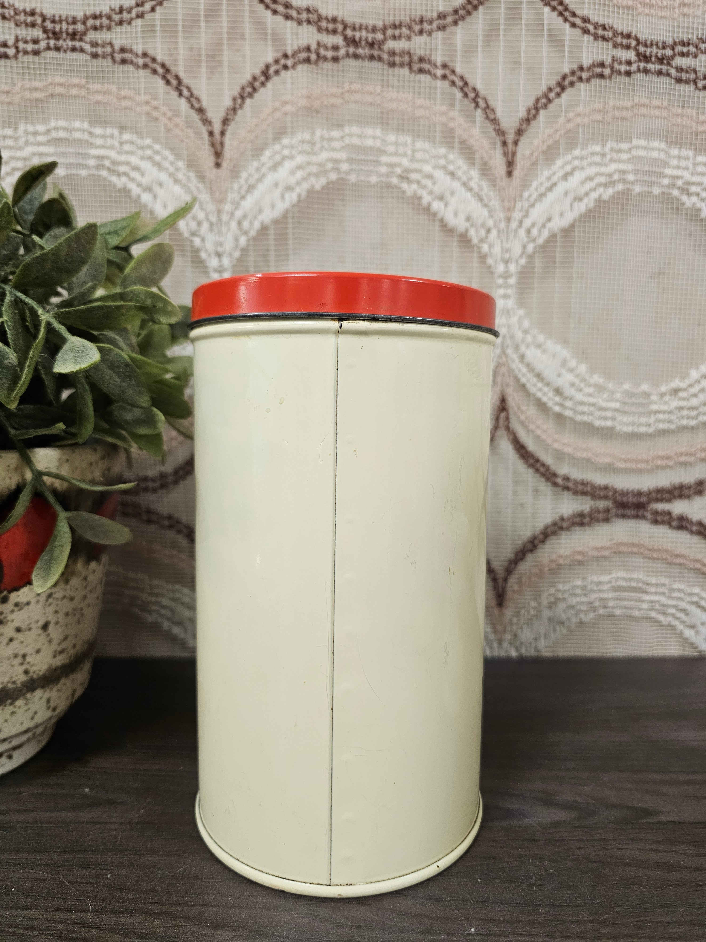 Vintage beschuitblik met bloemenprint en rode deksel jaren ’70