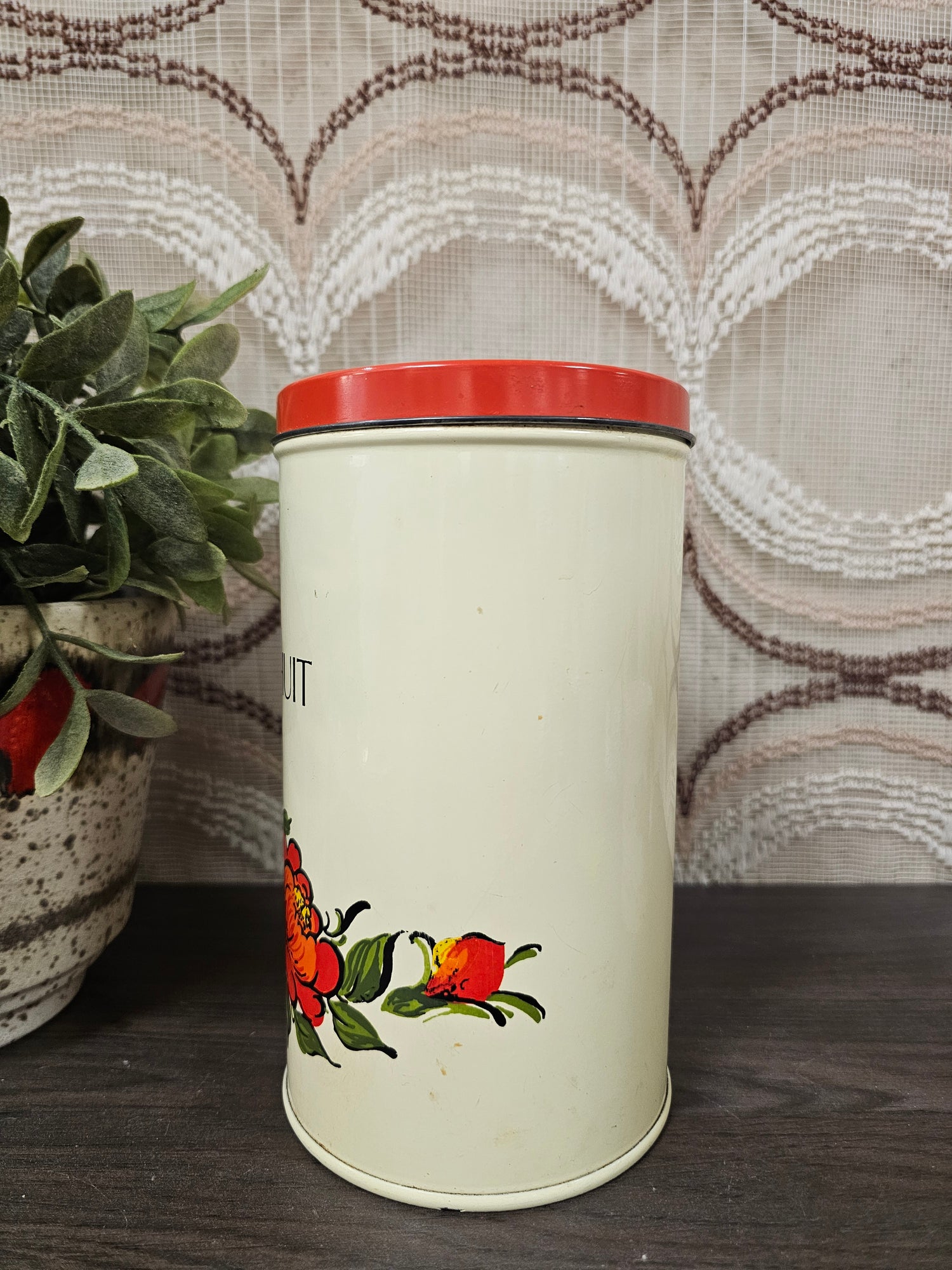 Vintage beschuitblik met bloemenprint en rode deksel jaren ’70