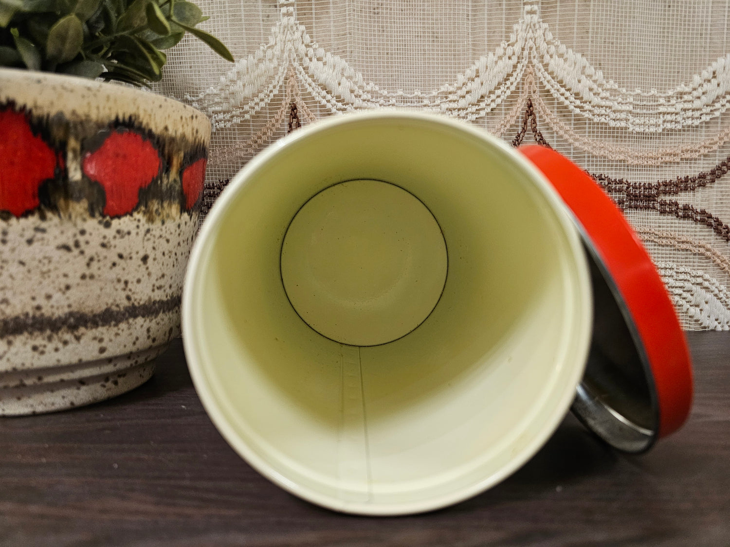 Vintage beschuitblik met bloemenprint en rode deksel jaren ’70