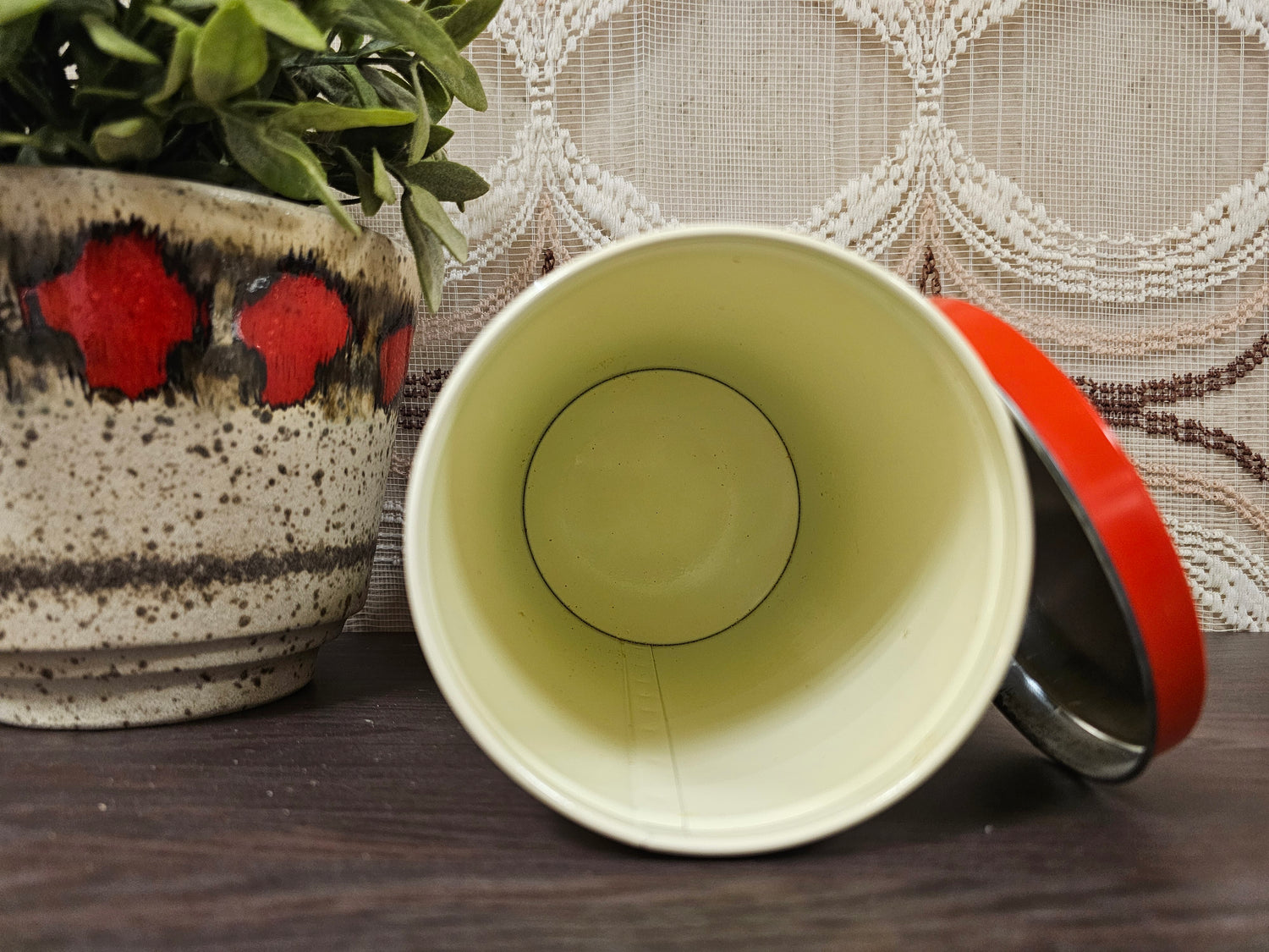 Vintage beschuitblik met bloemenprint en rode deksel jaren ’70