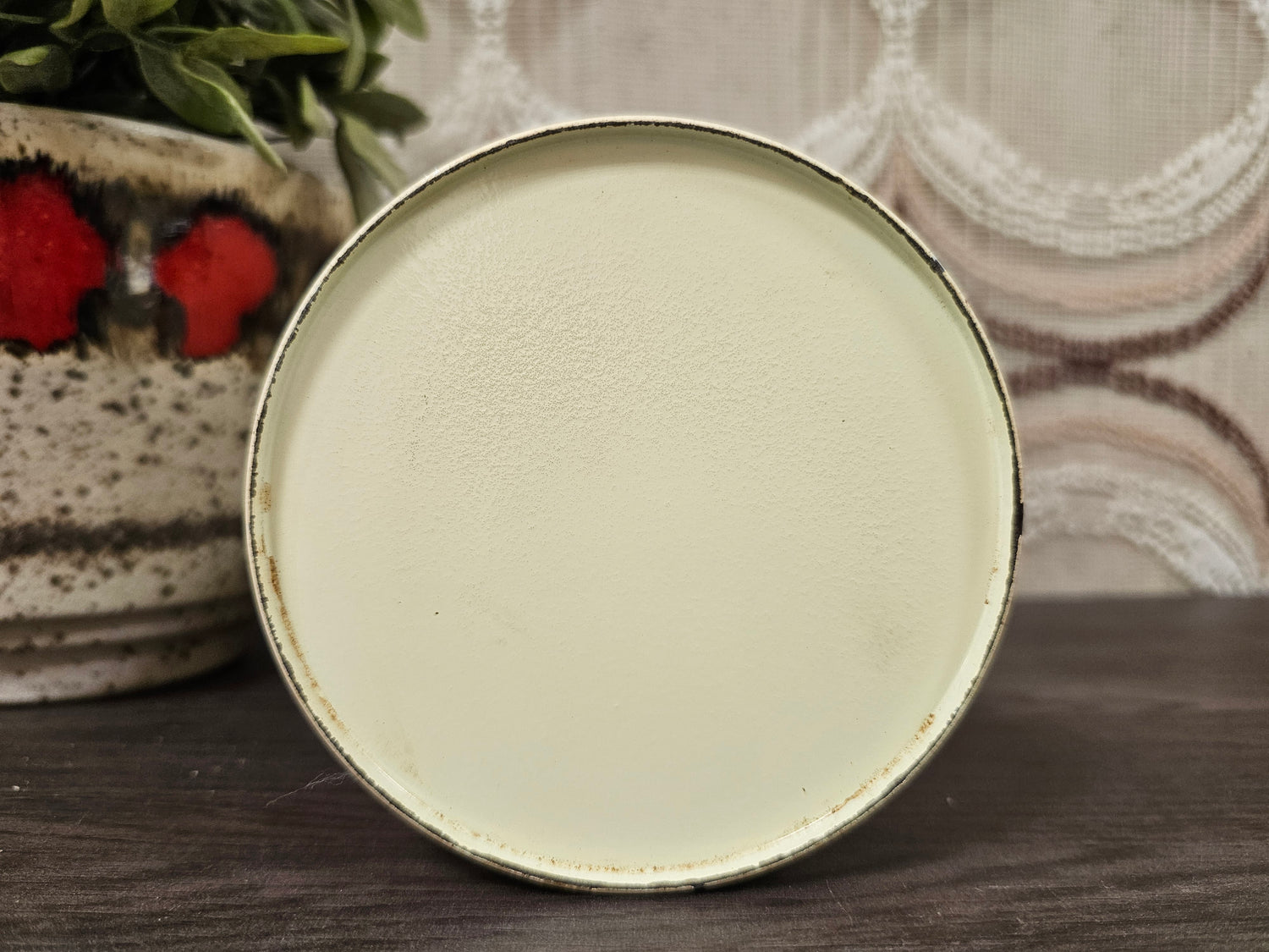 Vintage beschuitblik met bloemenprint en rode deksel jaren ’70