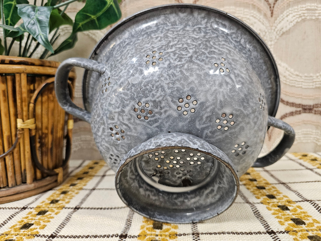 Vintage grijs gewolkt emaille vergiet op voet Ø 26 cm