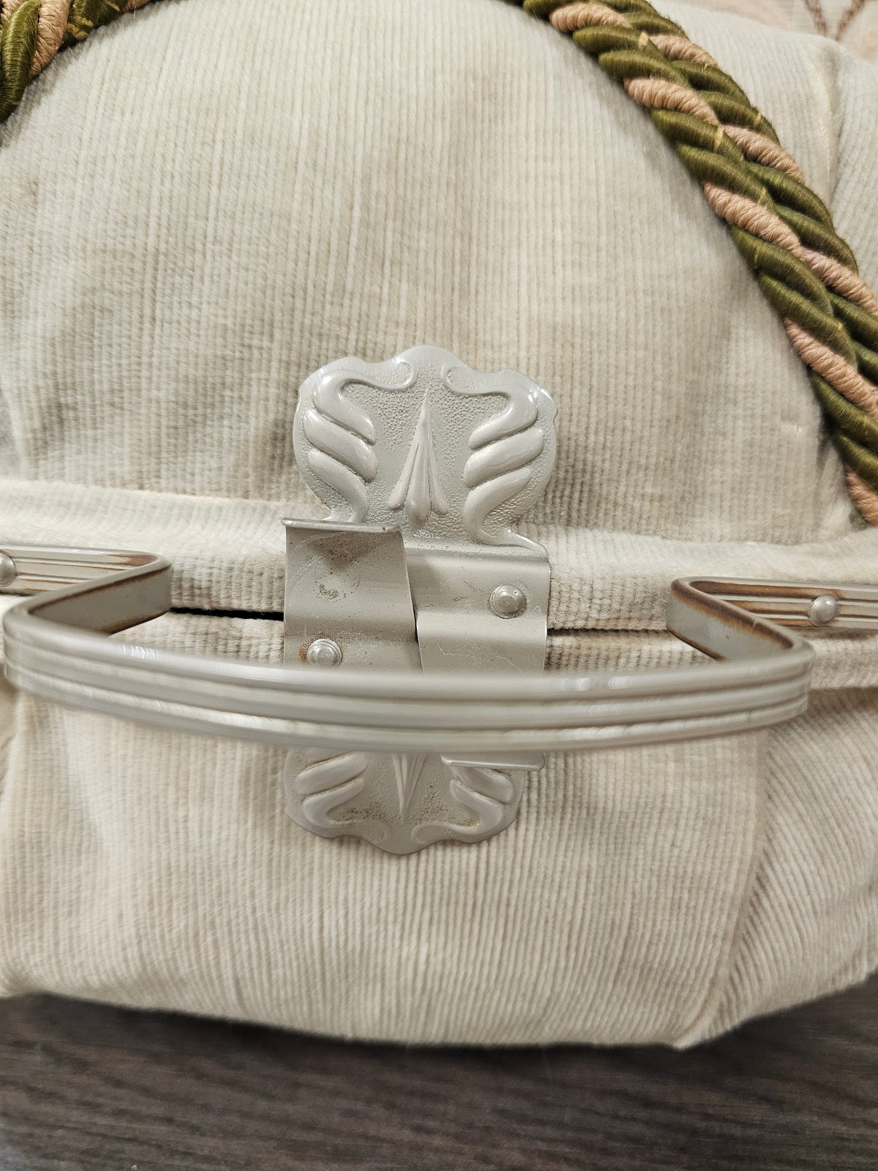 Vintage theebeurs met knip naturel stof en kwastsluiting