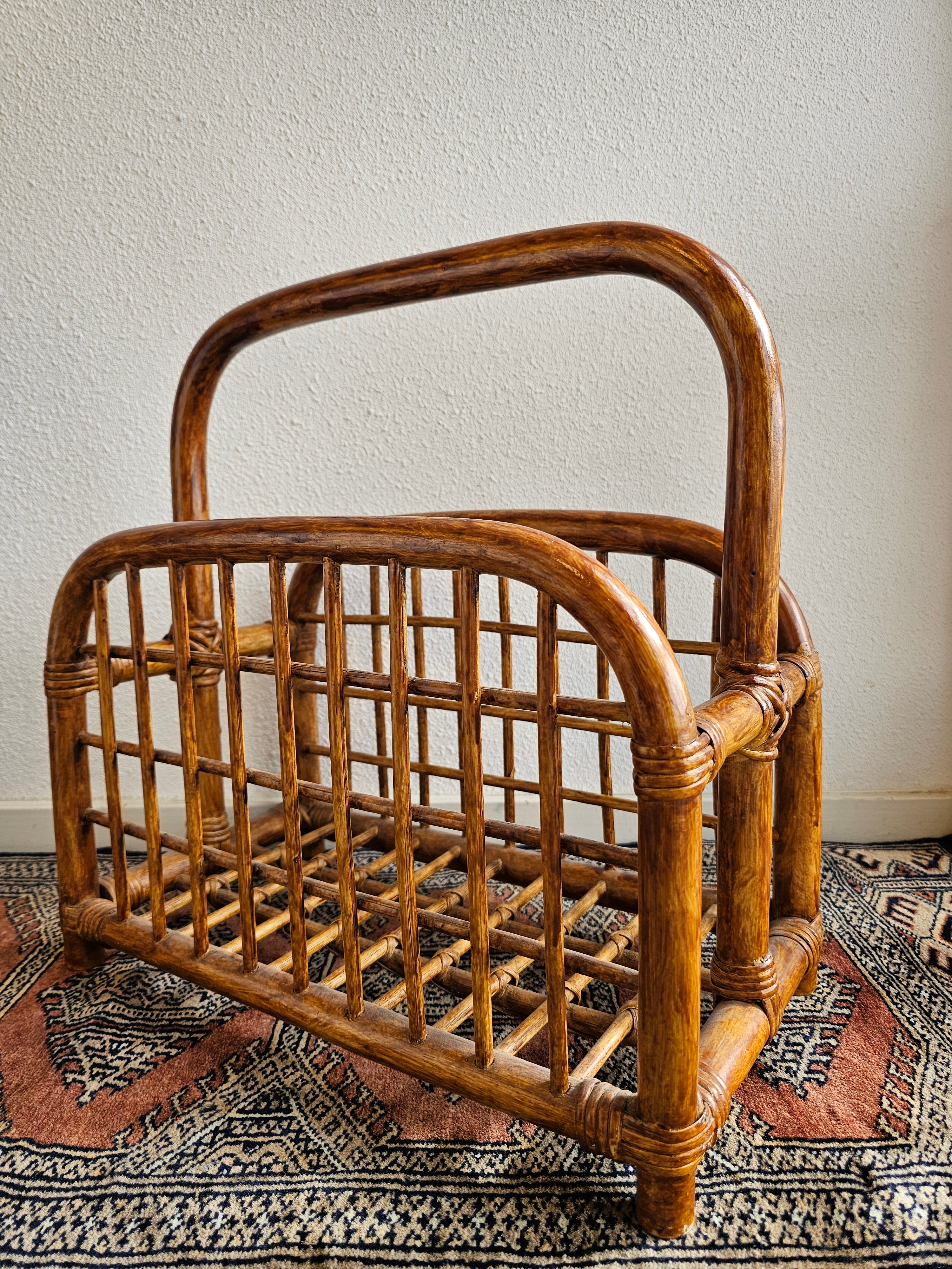 Rotan lectuurmand vintage | 44x44x23,5 cm | Tijdschriftenhouder