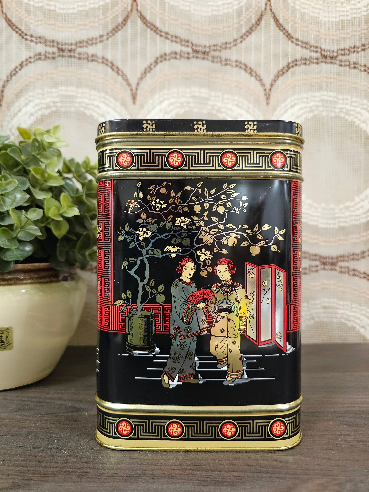 Vintage theeblik zwart, rood en goud 19x12,5x12,5 cm