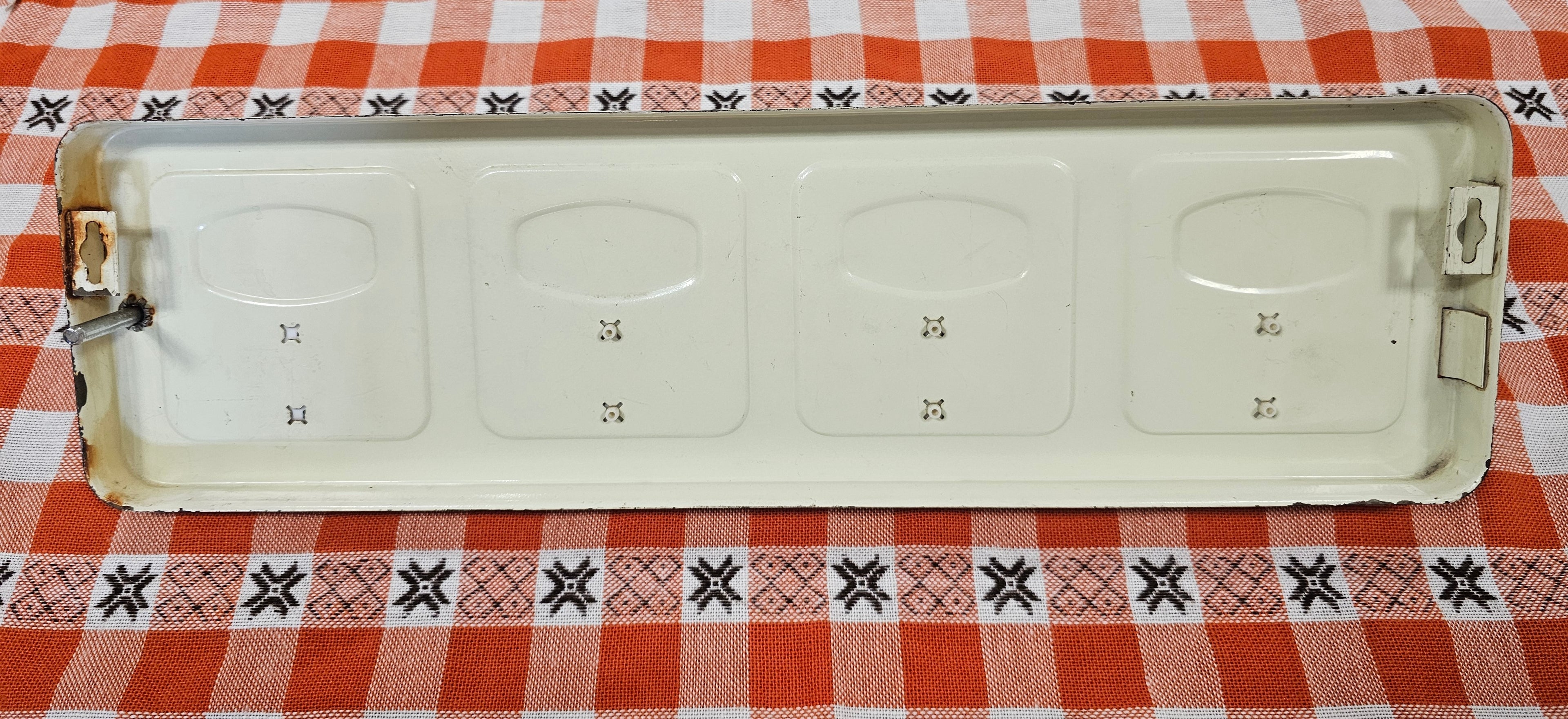 Vintage wit metalen handdoekenrek jaren ’60 – met haakjes en stang