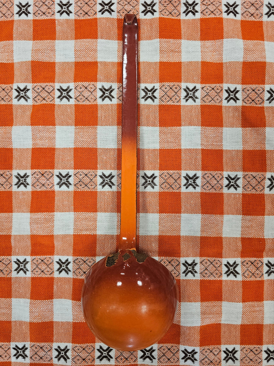 Vintage emaille soeplepel oranje-rood met grijs 35 cm