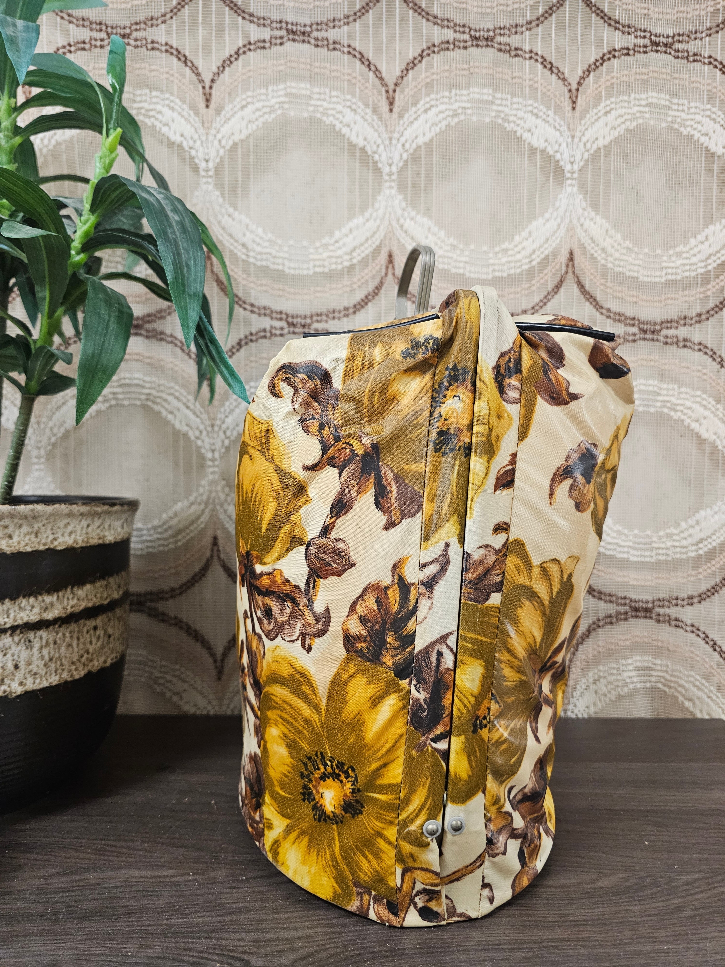 Vintage theebeurs met knip goudbruine bloemen