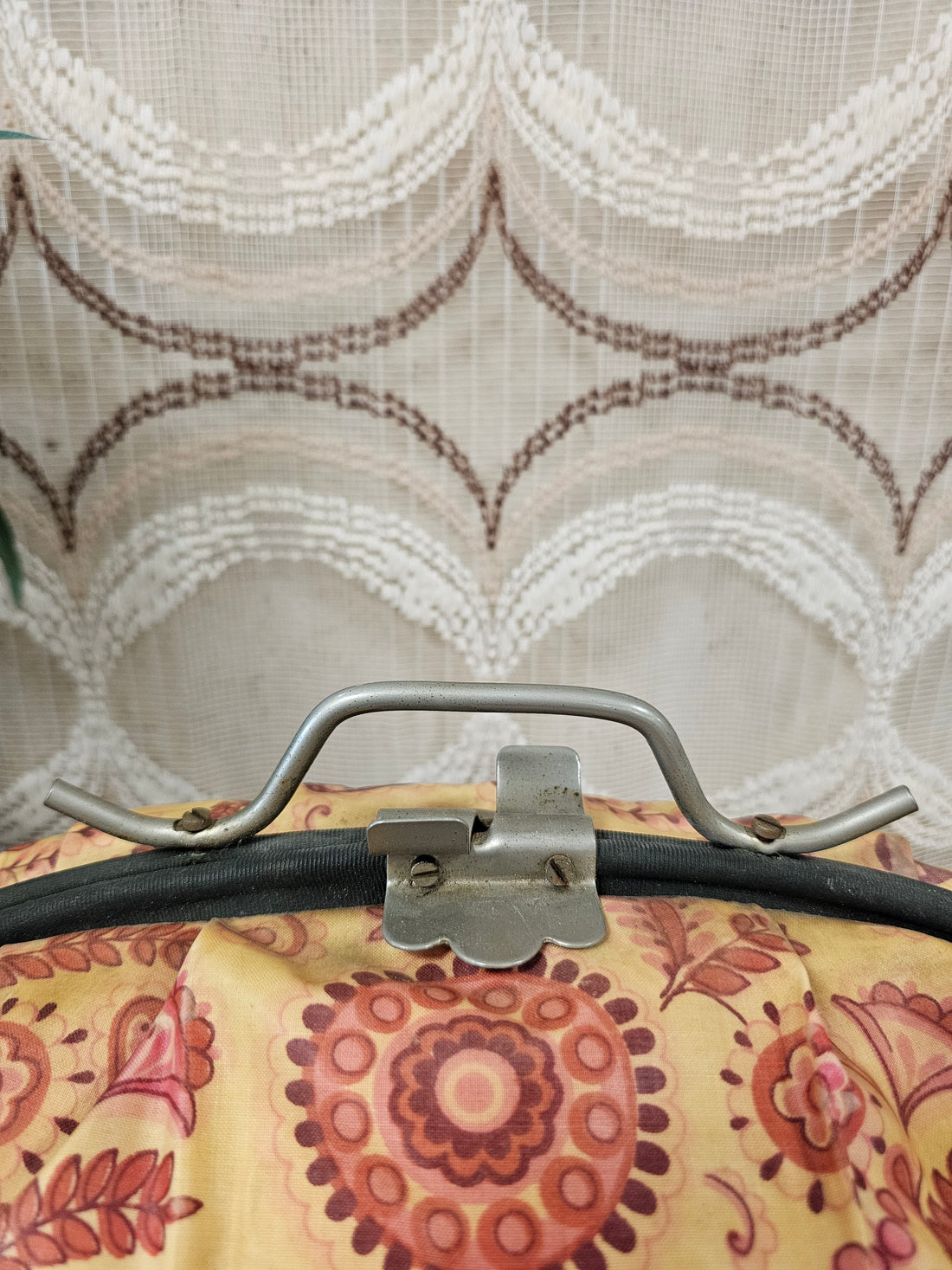 Vintage theebeurs met knip okergeel met rood patroon