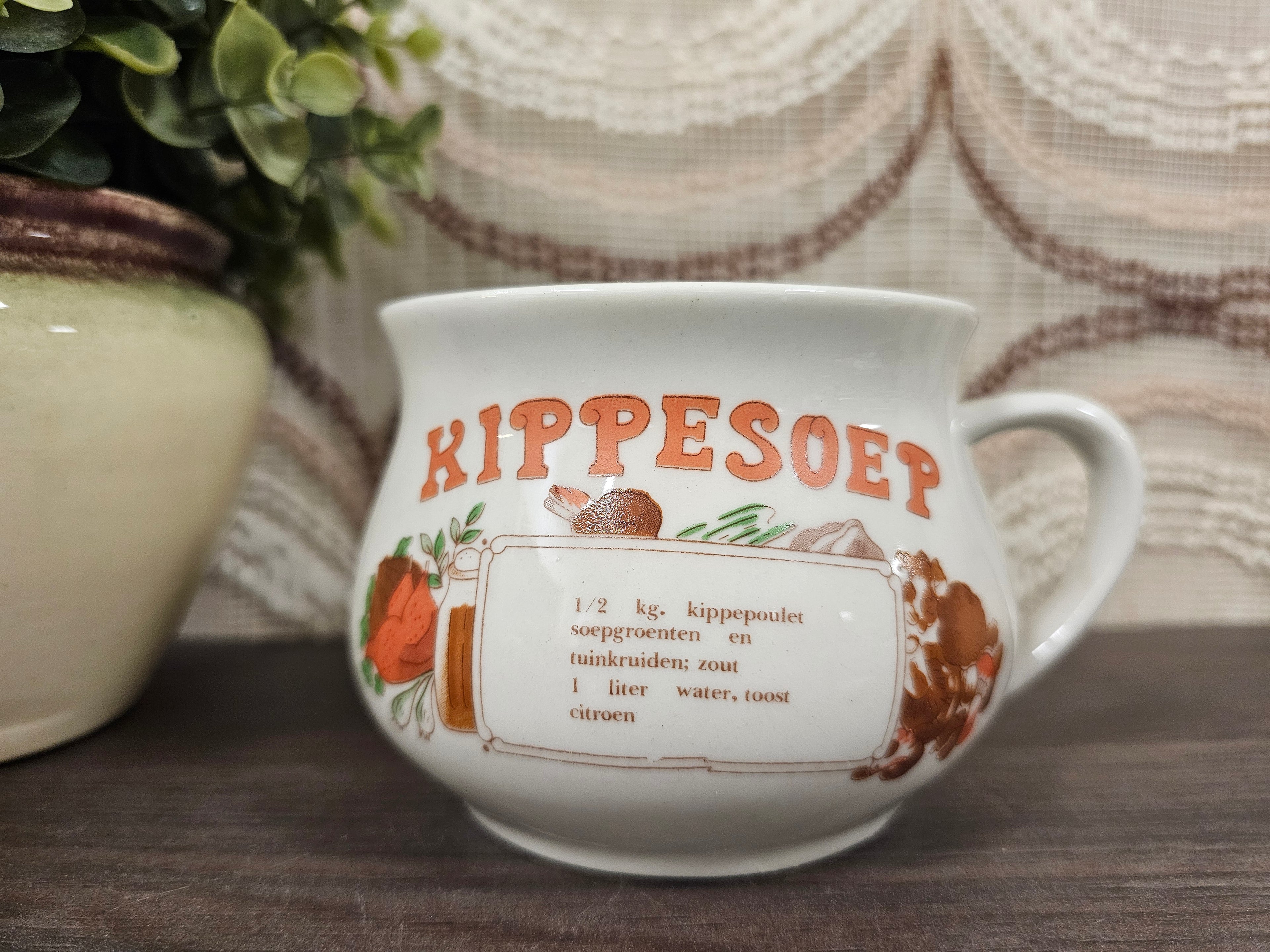 Vintage witte soepkom kippesoep