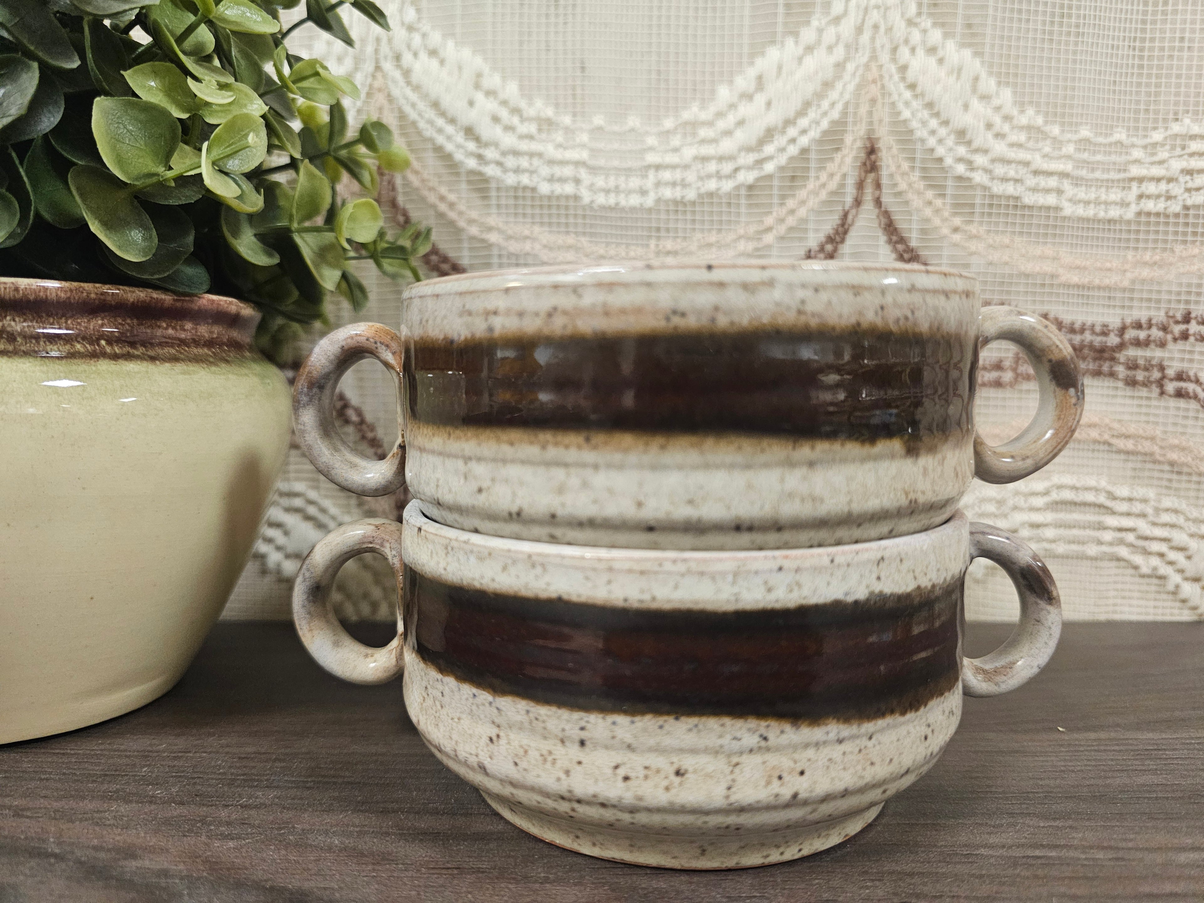 Set van 2 vintage soepkommen bruin aardewerk