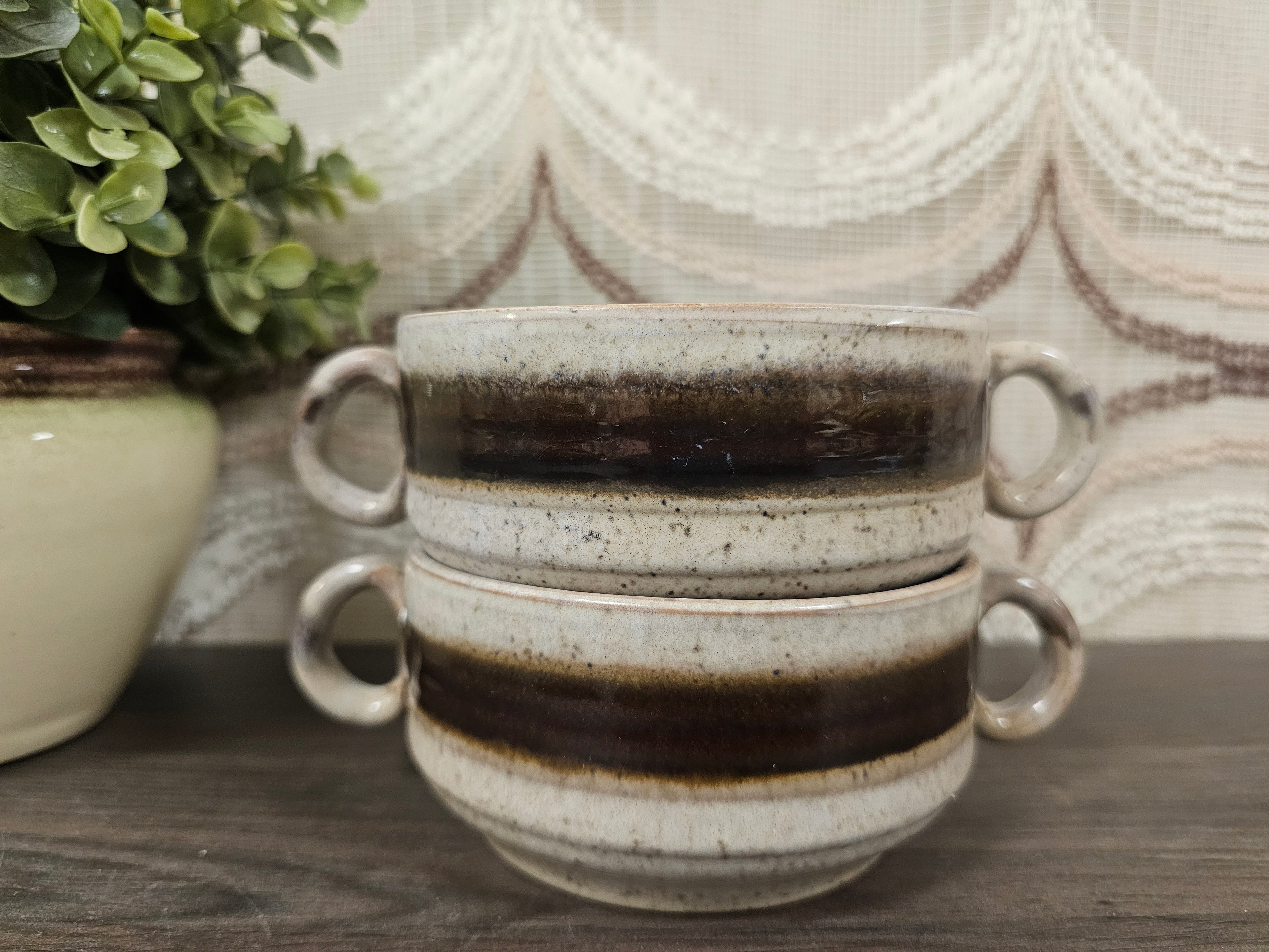 Set van 2 vintage soepkommen bruin aardewerk