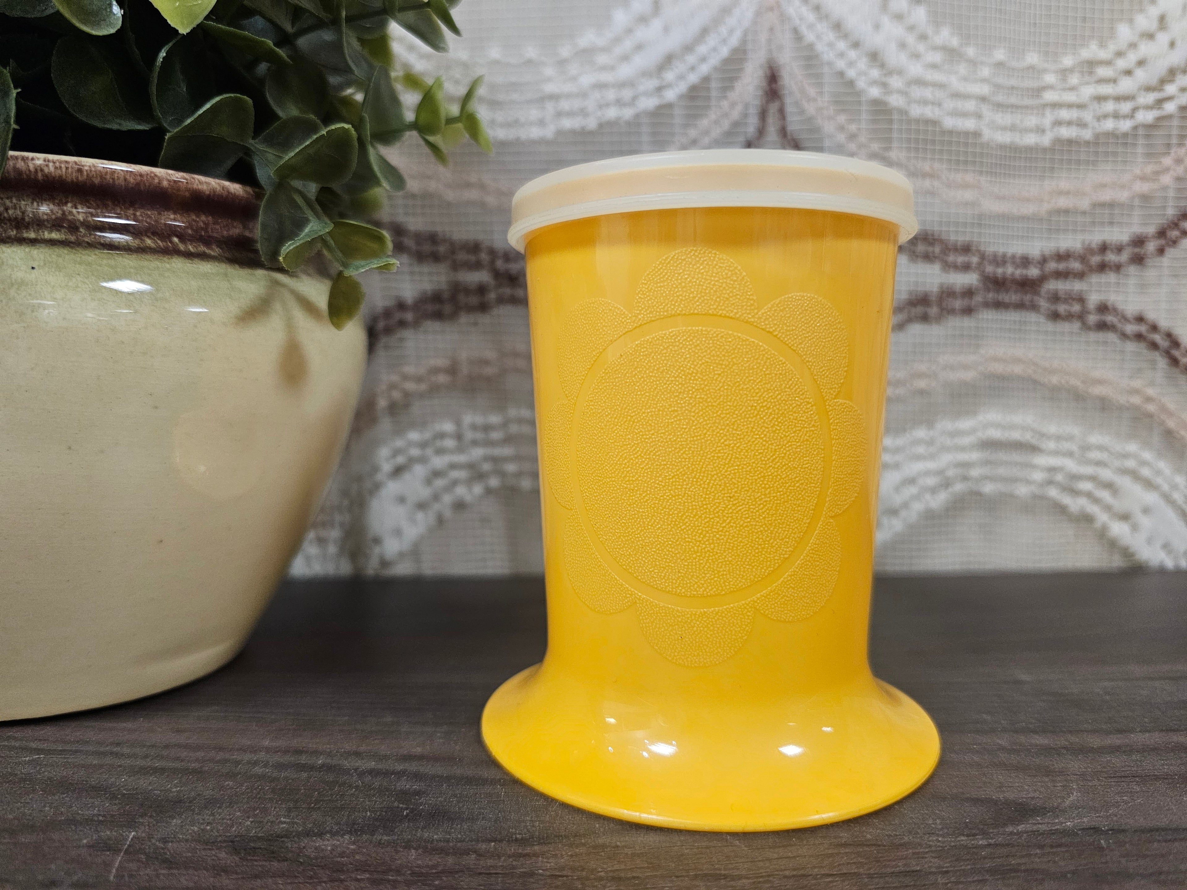 Oranje Tupperware kinderbeker met bloem en tuitdeksel