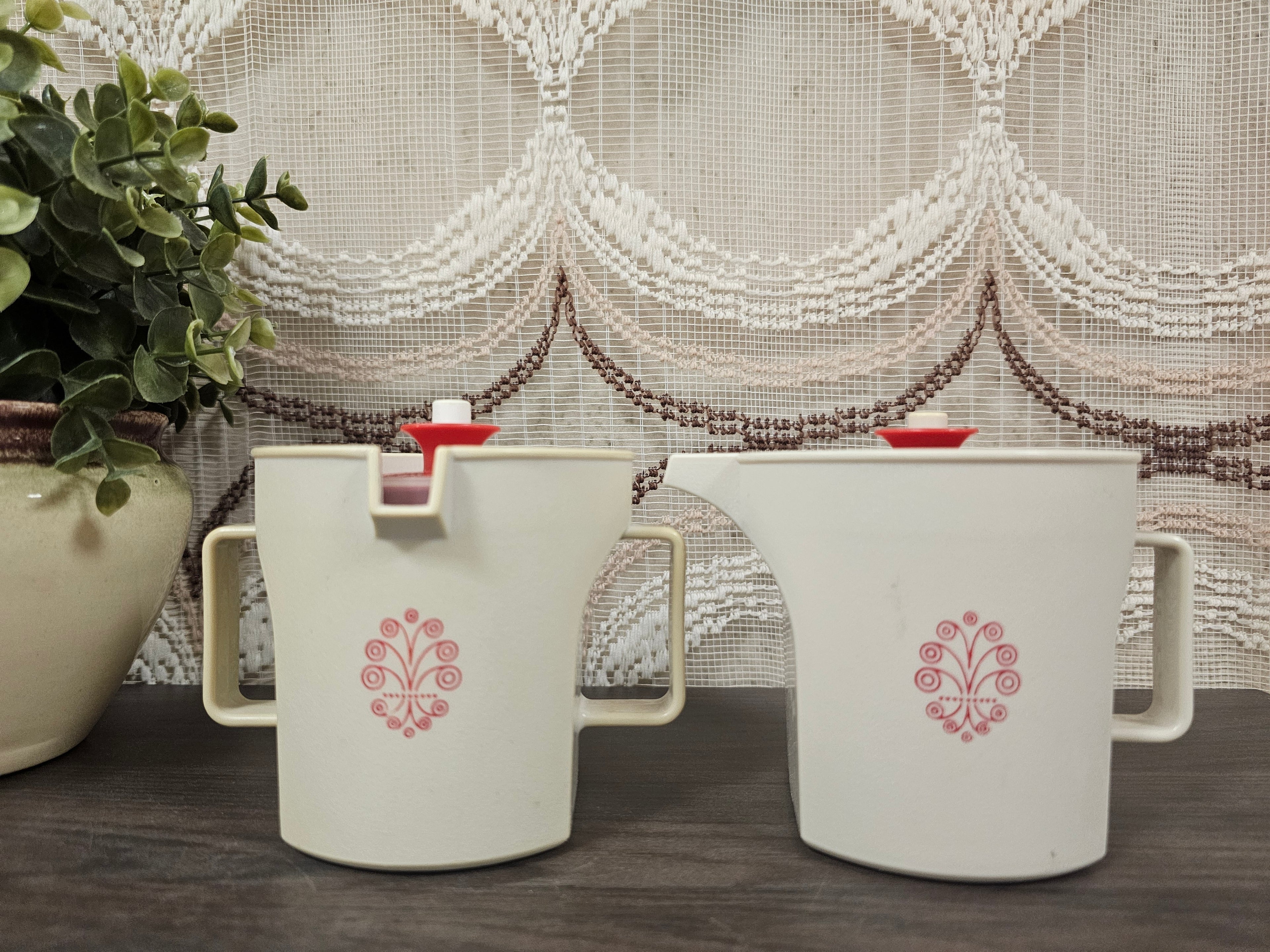 Tupperware melk- en suikerstel crèmekleur met rood motief