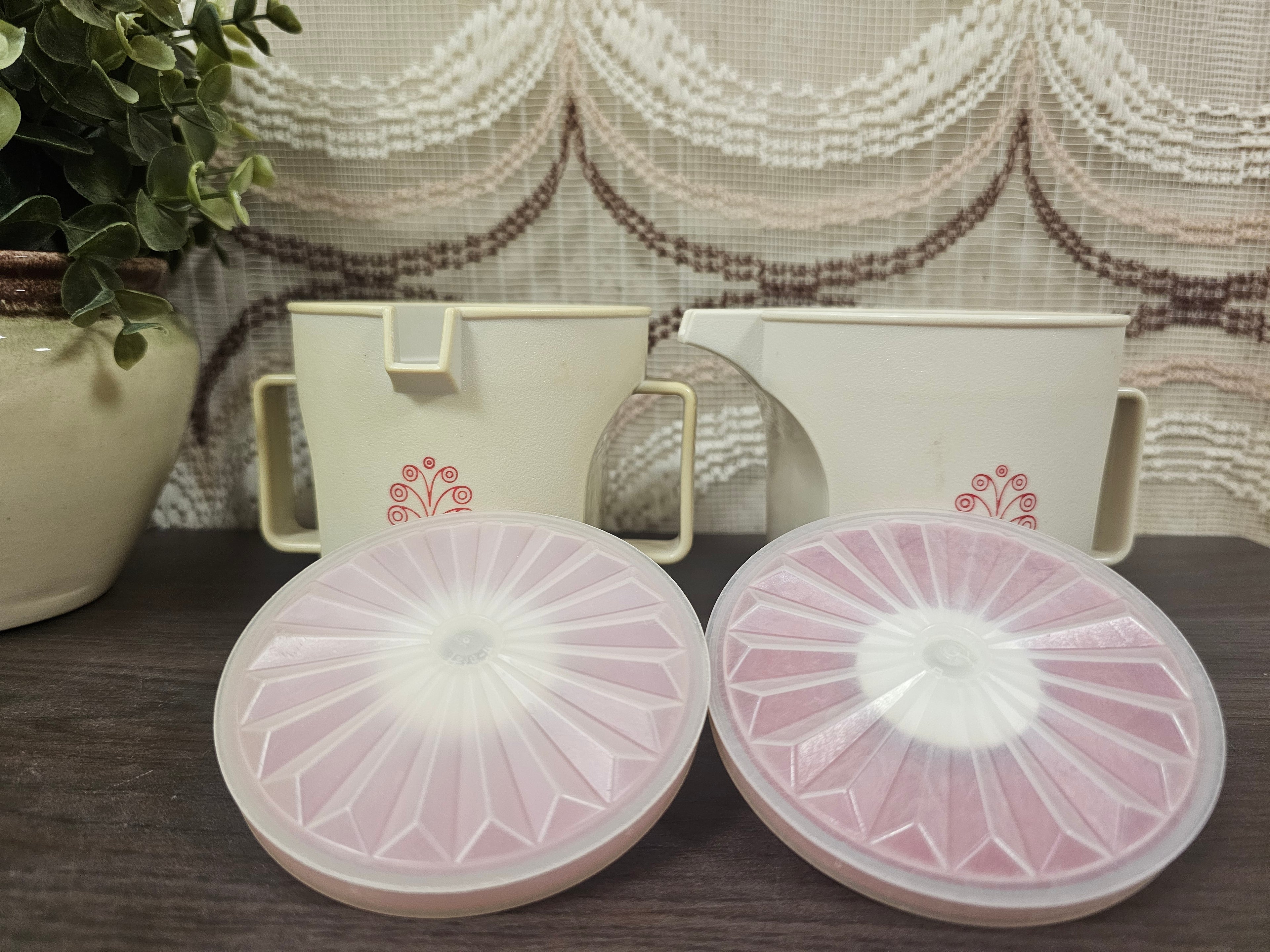 Tupperware melk- en suikerstel crèmekleur met rood motief