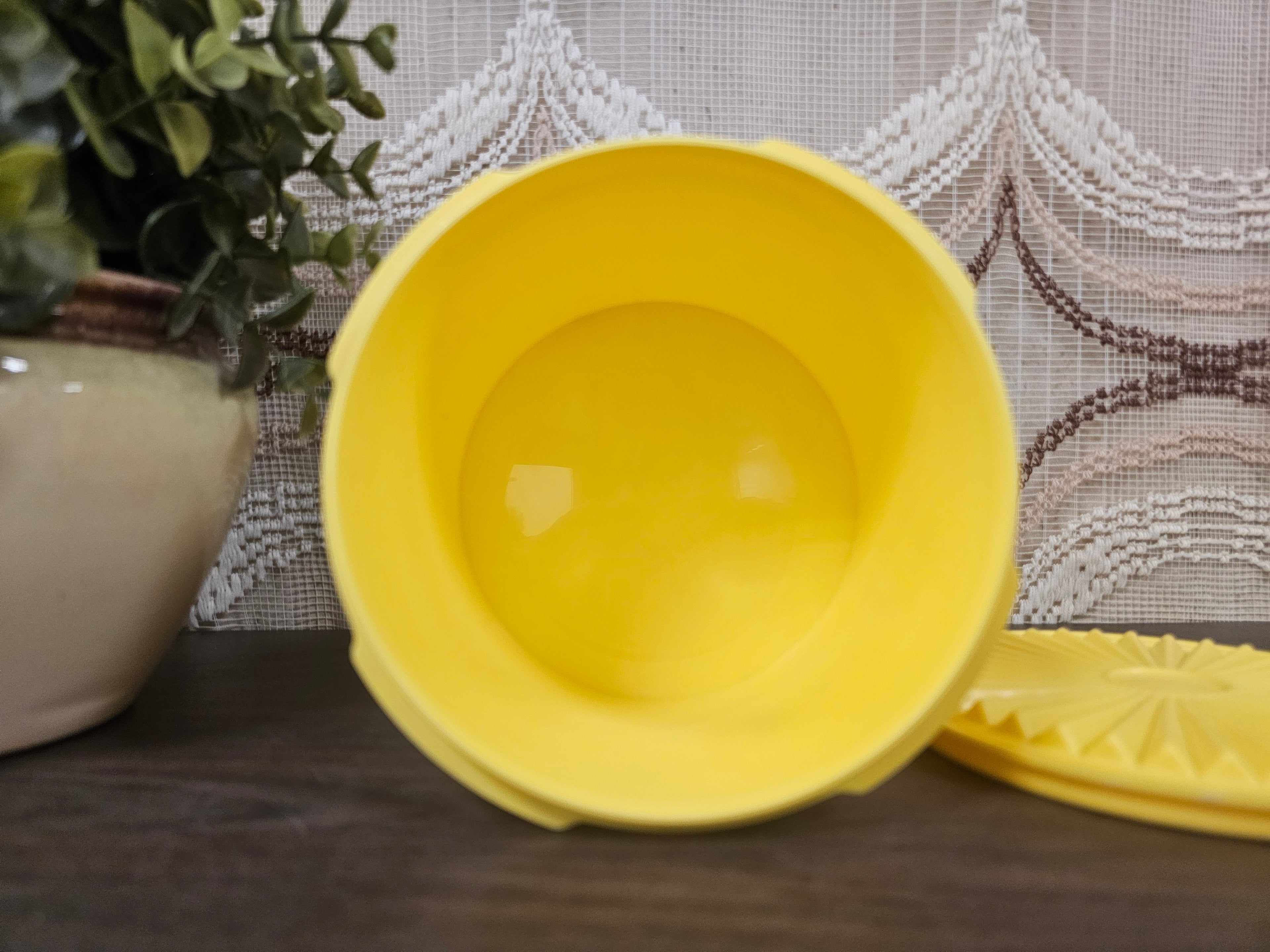 Tupperware trommel sterdeksel geel met bloem 8 x 12 cm