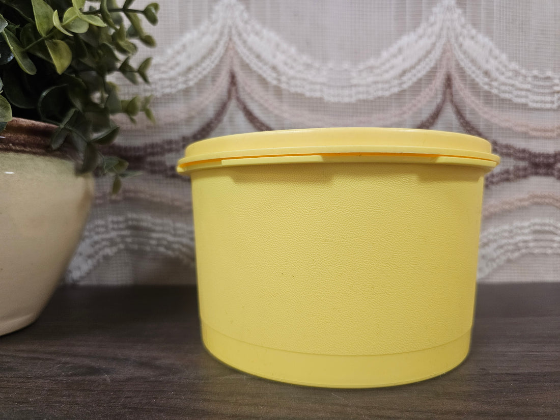 Tupperware trommel sterdeksel geel met bloem – 9 x 14 cm