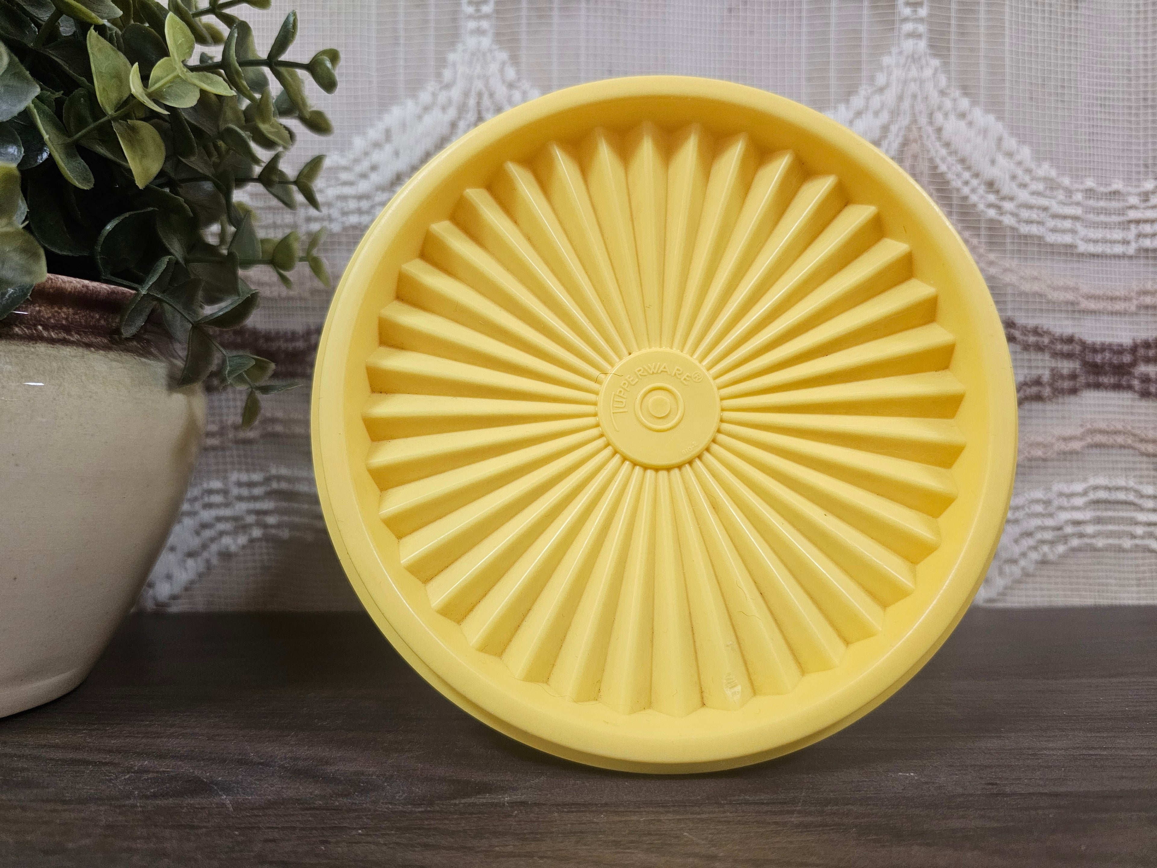 Tupperware trommel sterdeksel geel met bloem – 9 x 14 cm