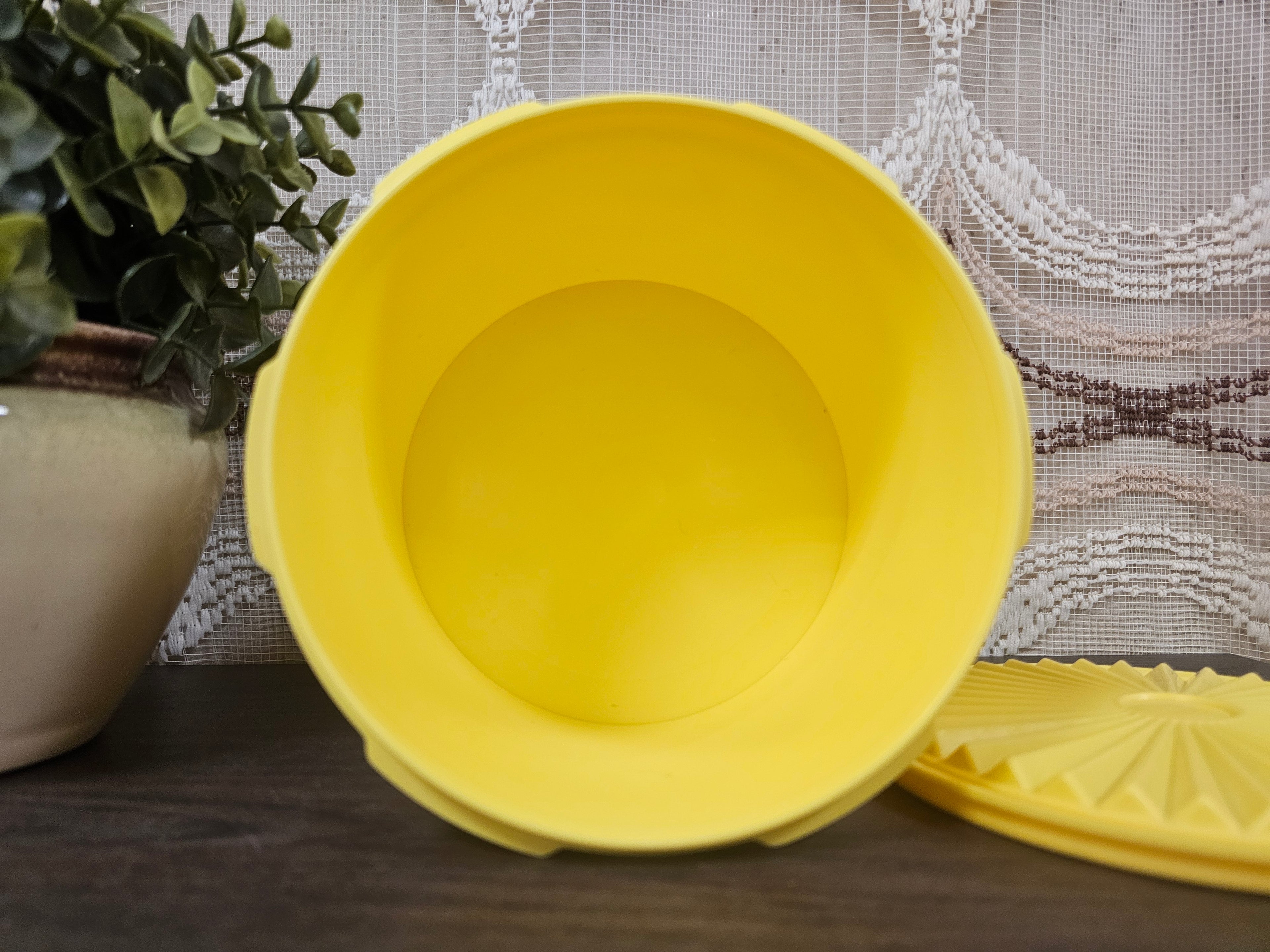 Tupperware trommel sterdeksel geel met bloem – 9 x 14 cm