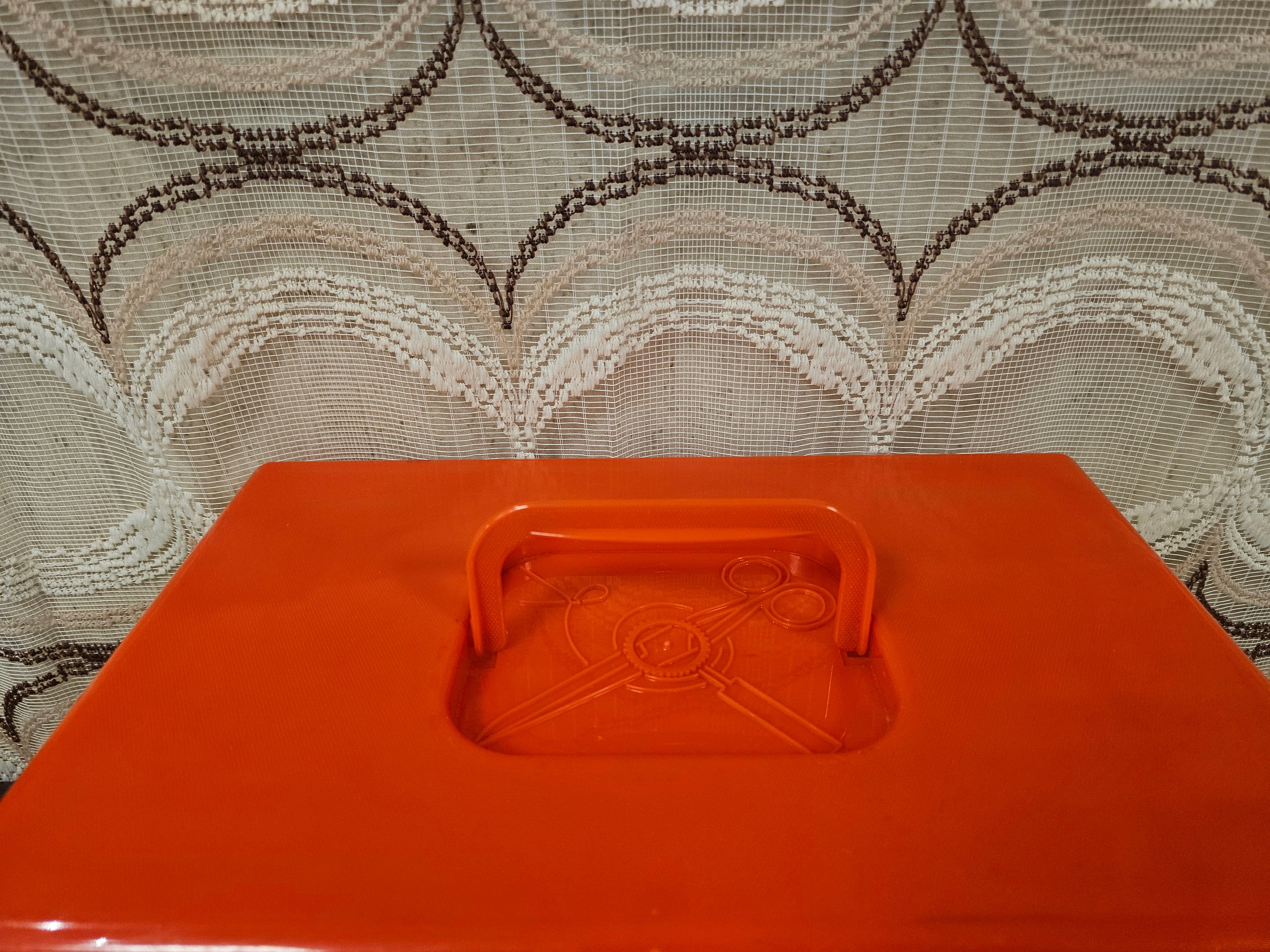 Curver naaikoffer met inzet crèmekleurig met oranje deksel