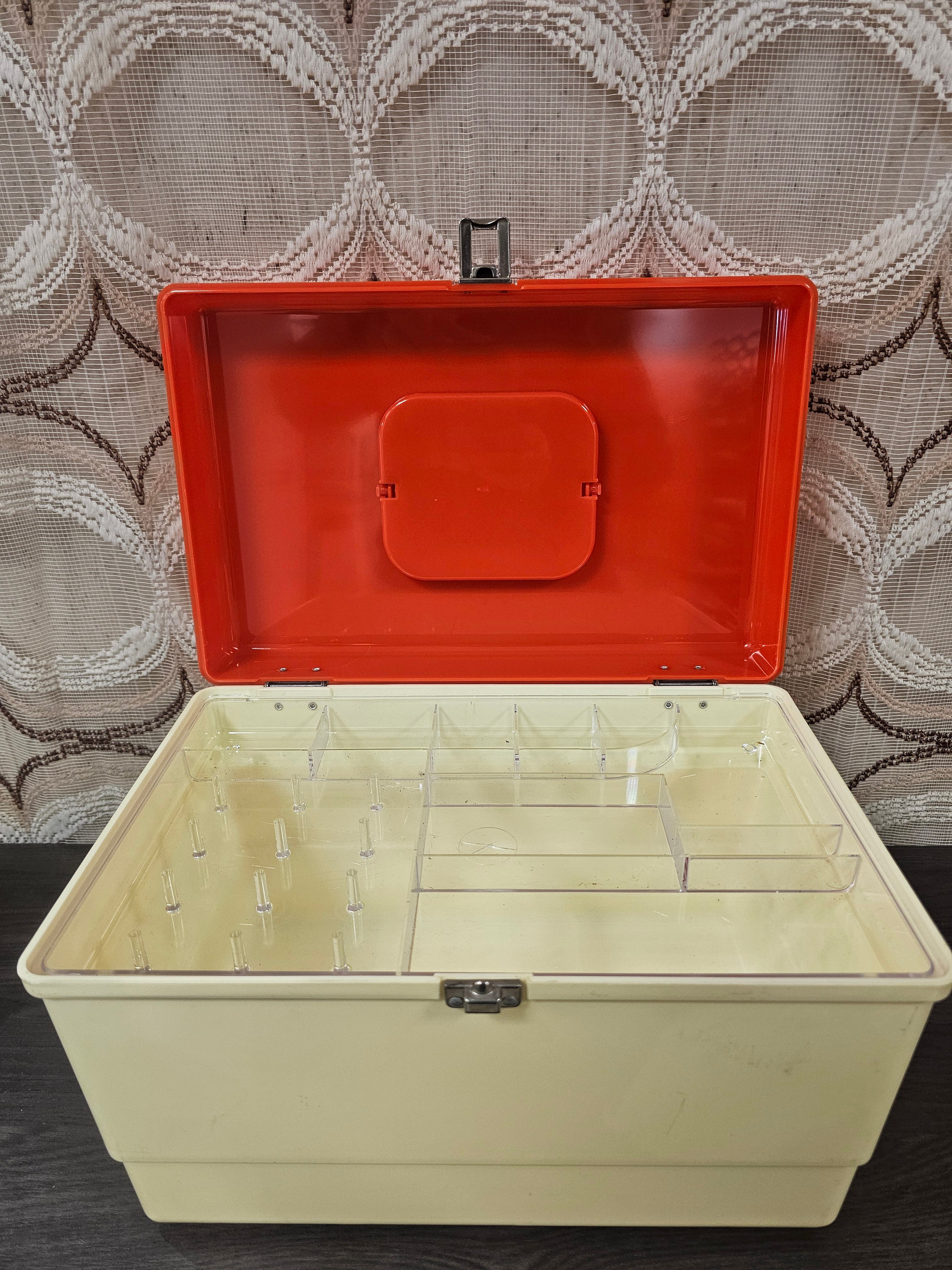 Curver naaikoffer met inzet crèmekleurig met oranje deksel