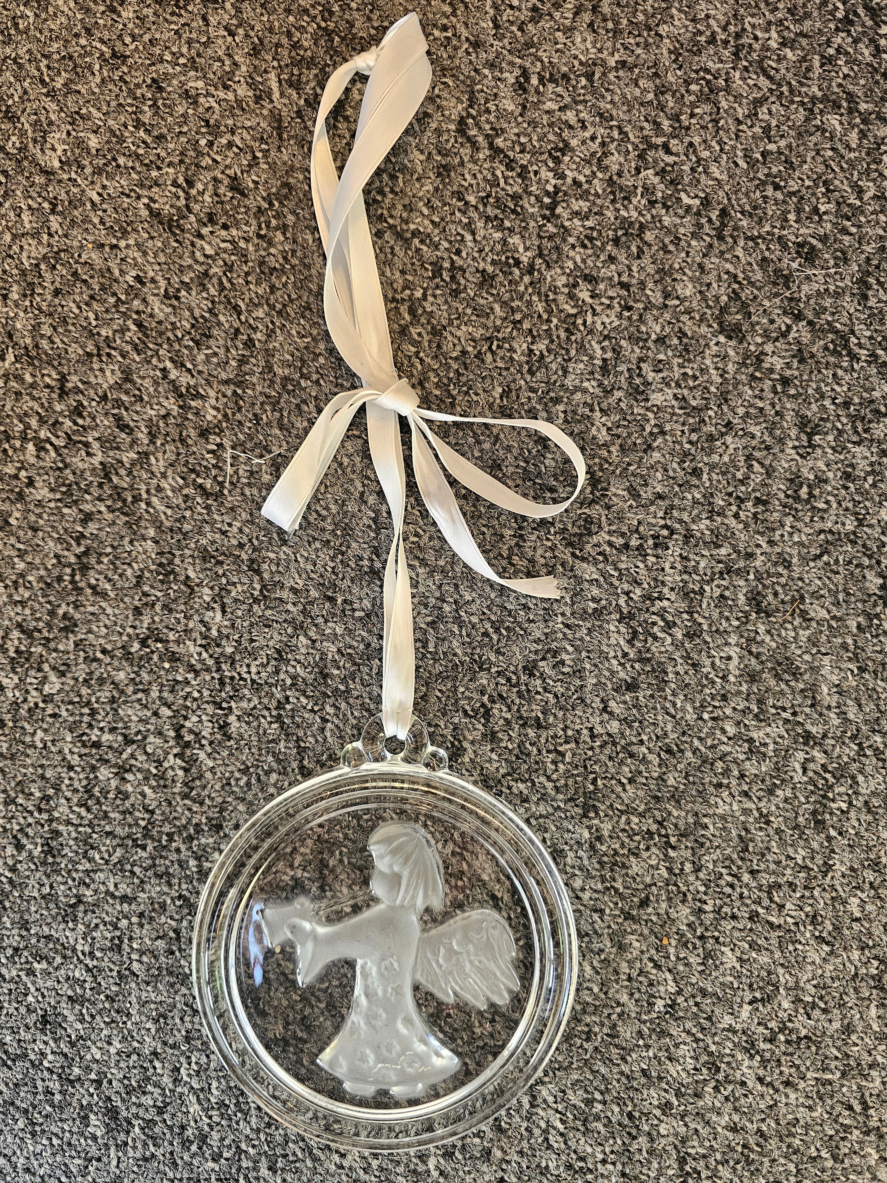 Glazen hanger met engel rond 13 cm met wit lint