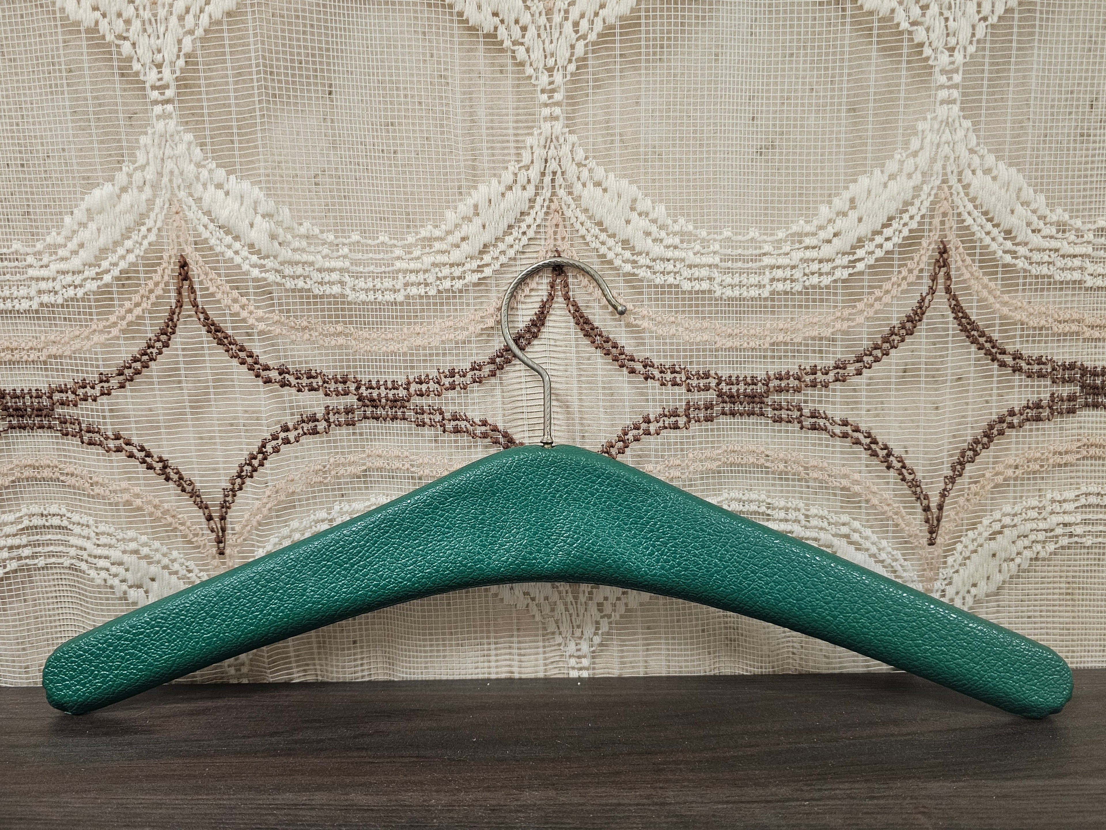 Skailederen kledinghanger groen met studs