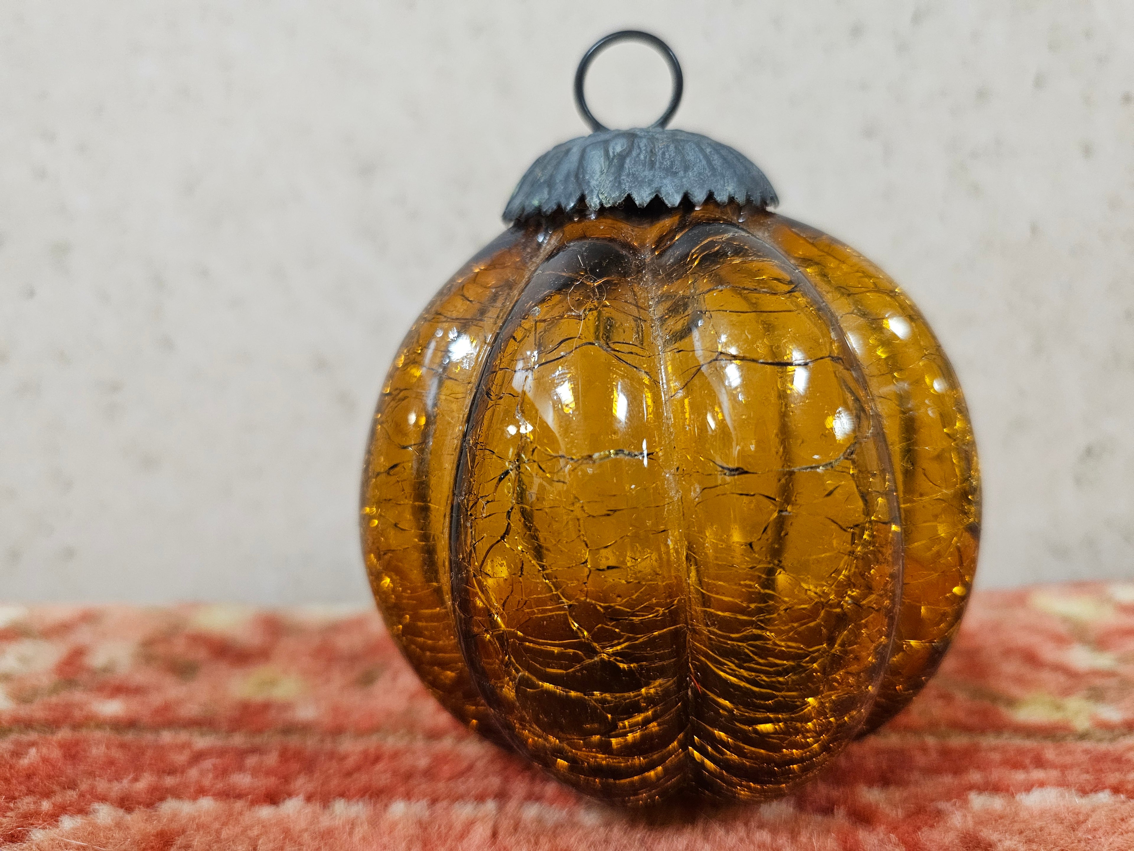 Glazen krakelee heksenballen kerstbal amberkleurig